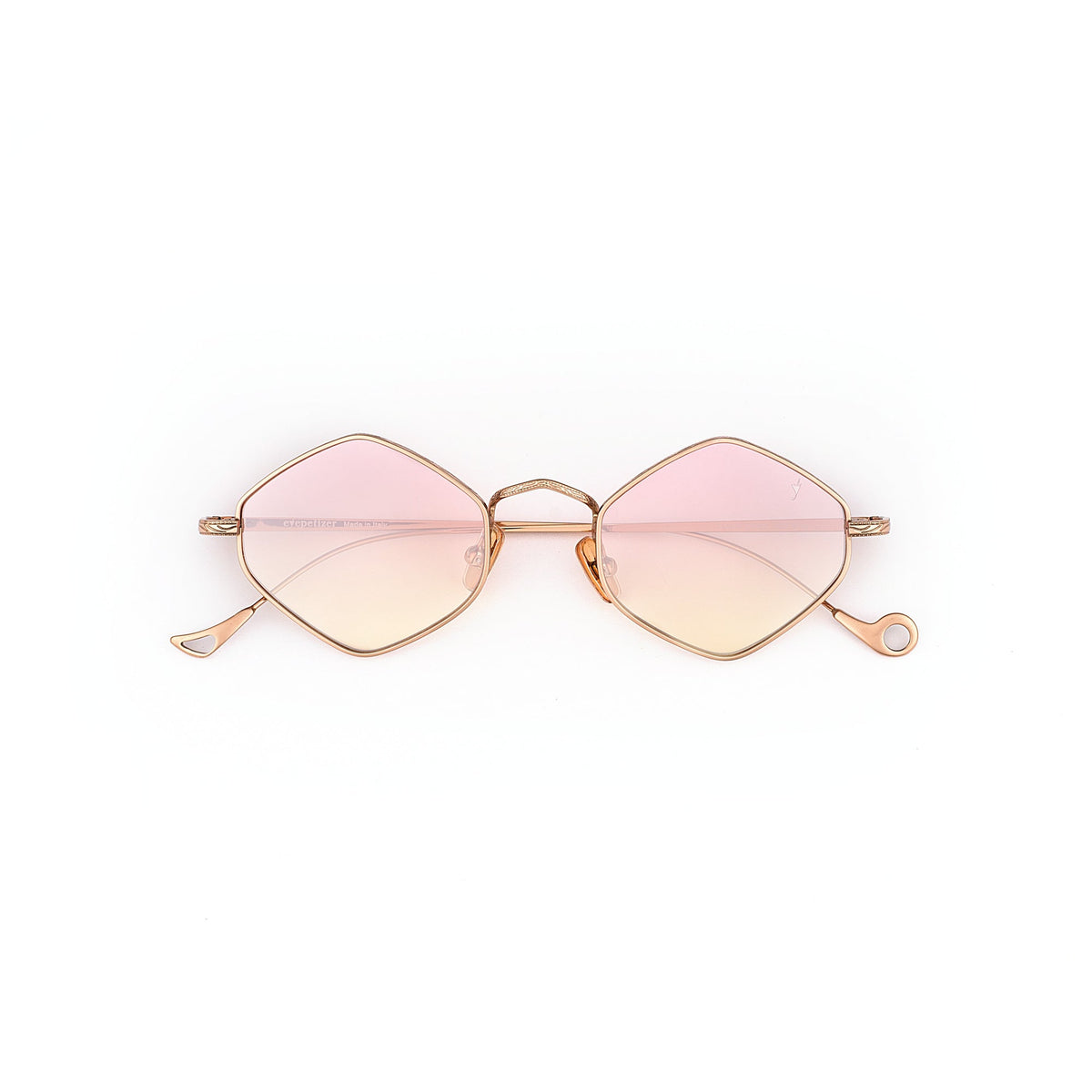 Lunettes losange dorées à verres dégradés roses sur fond blanc
