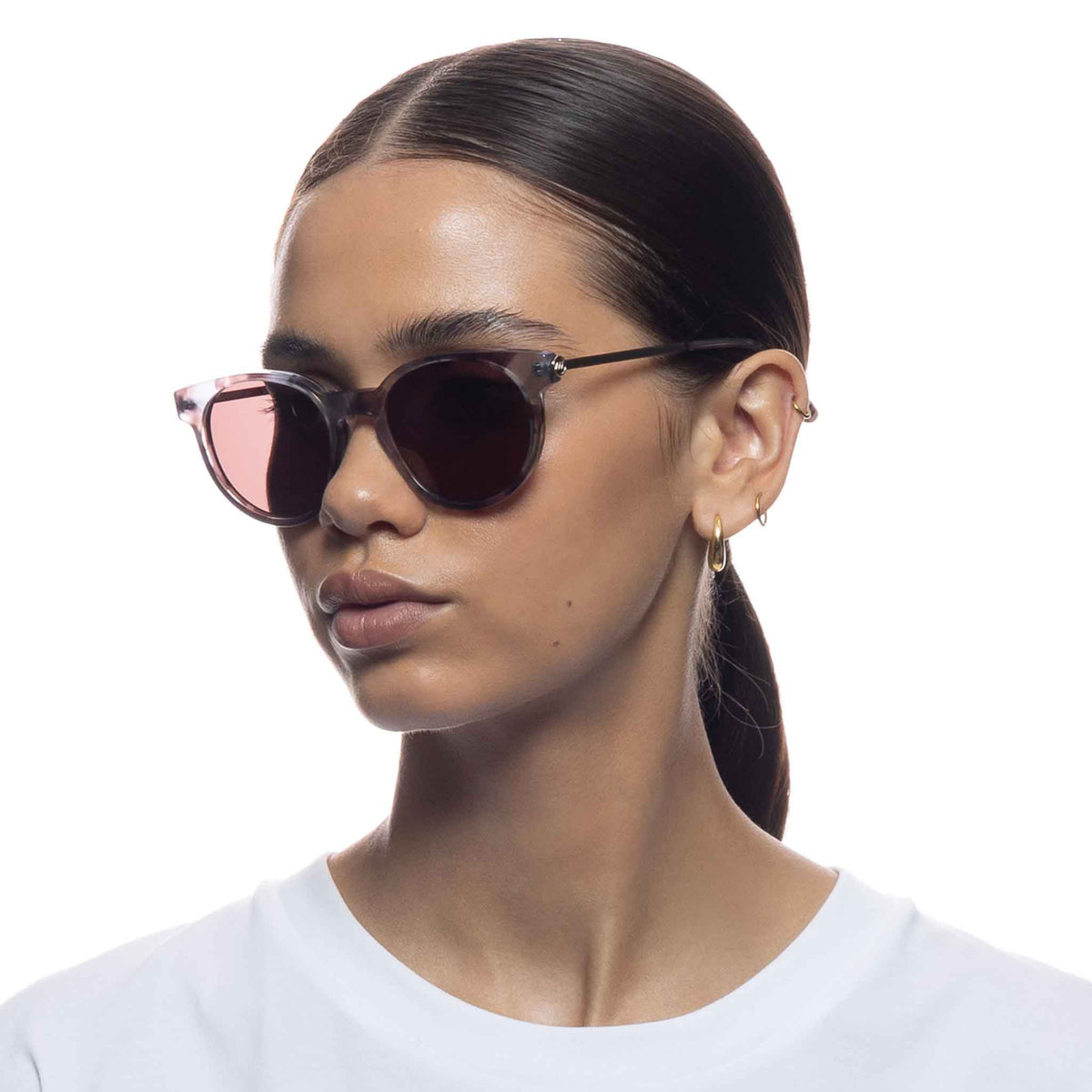 Le Specs Breezy – Écaille – verres roses – portées
