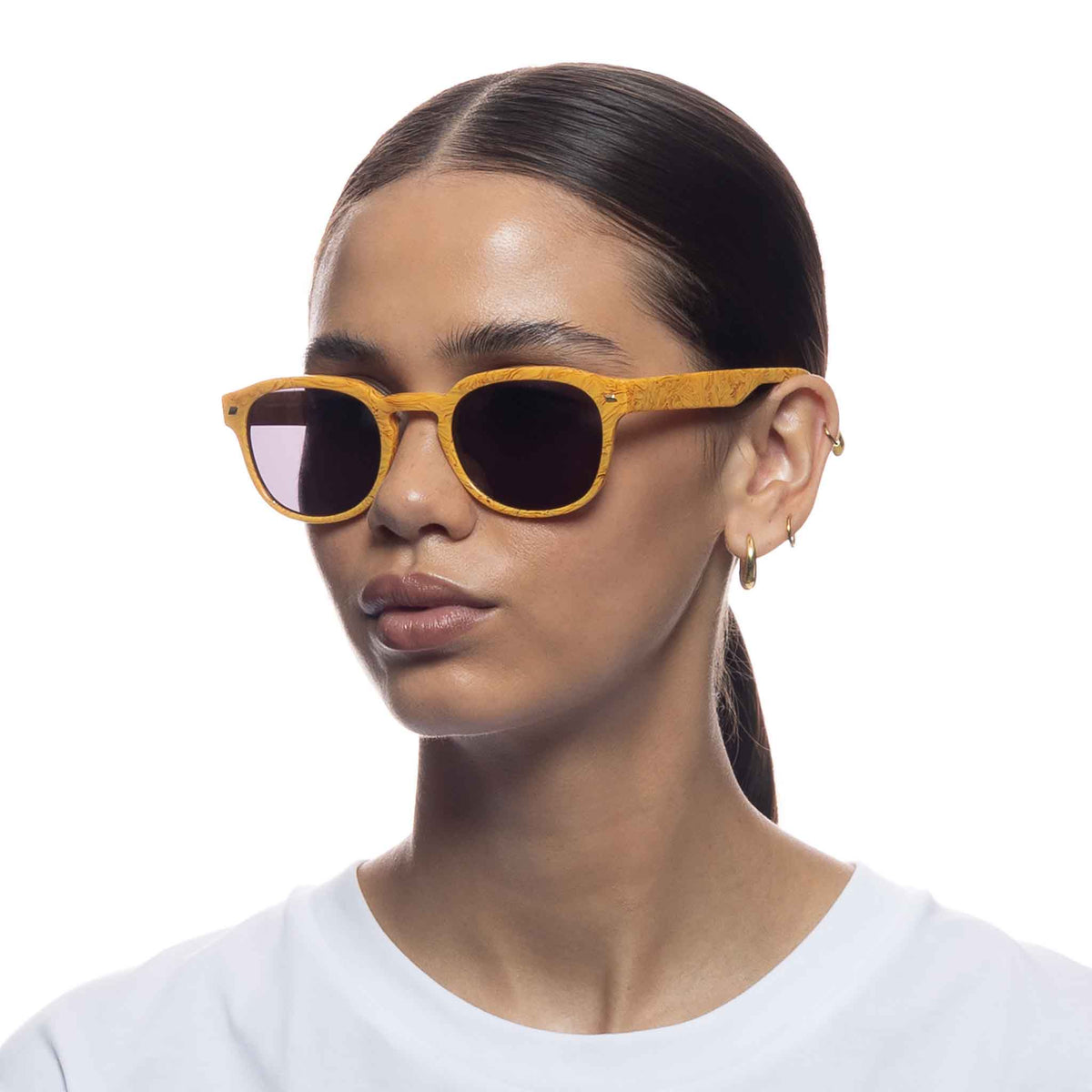 Le Specs Rudimentary – Jaune – verres noirs – portées