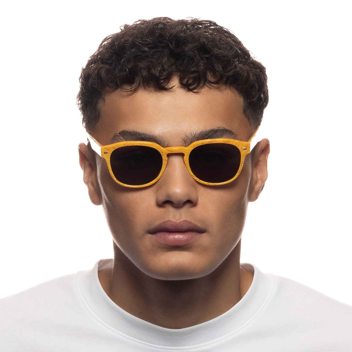 Le Specs Rudimentary – Jaune – verres noirs – portées