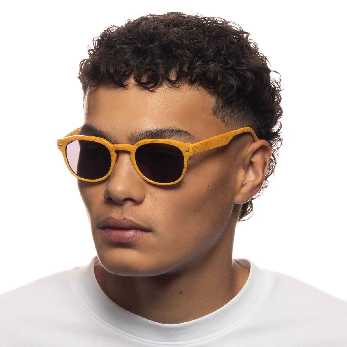 Le Specs Rudimentary – Jaune – verres noirs – portées
