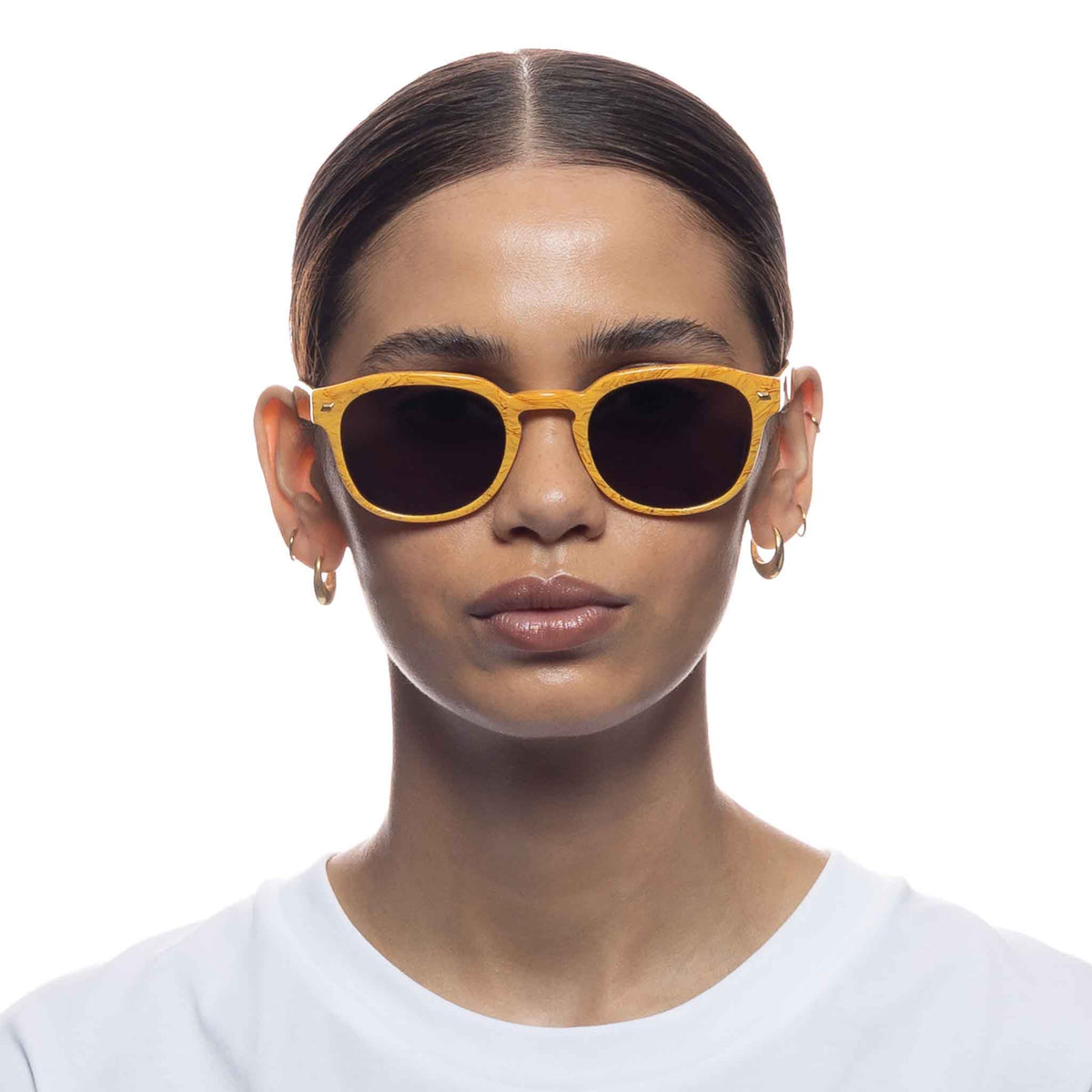 Le Specs Rudimentary – Jaune – verres noirs – portées