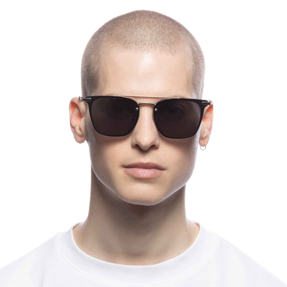 Le Specs Sheesh – Argent – verres bleus miroir – portées