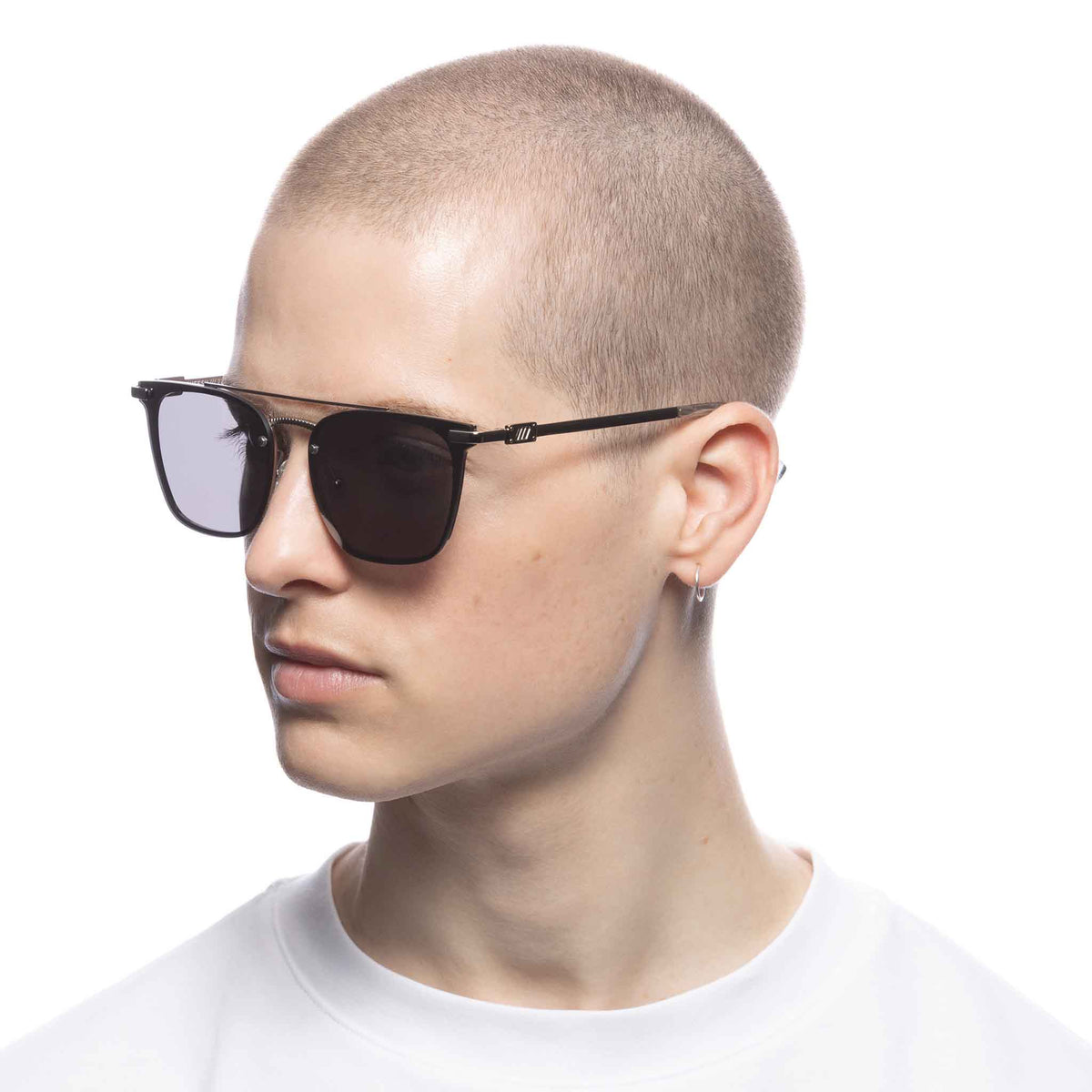 Le Specs Sheesh – Argent – verres bleus miroir – portées