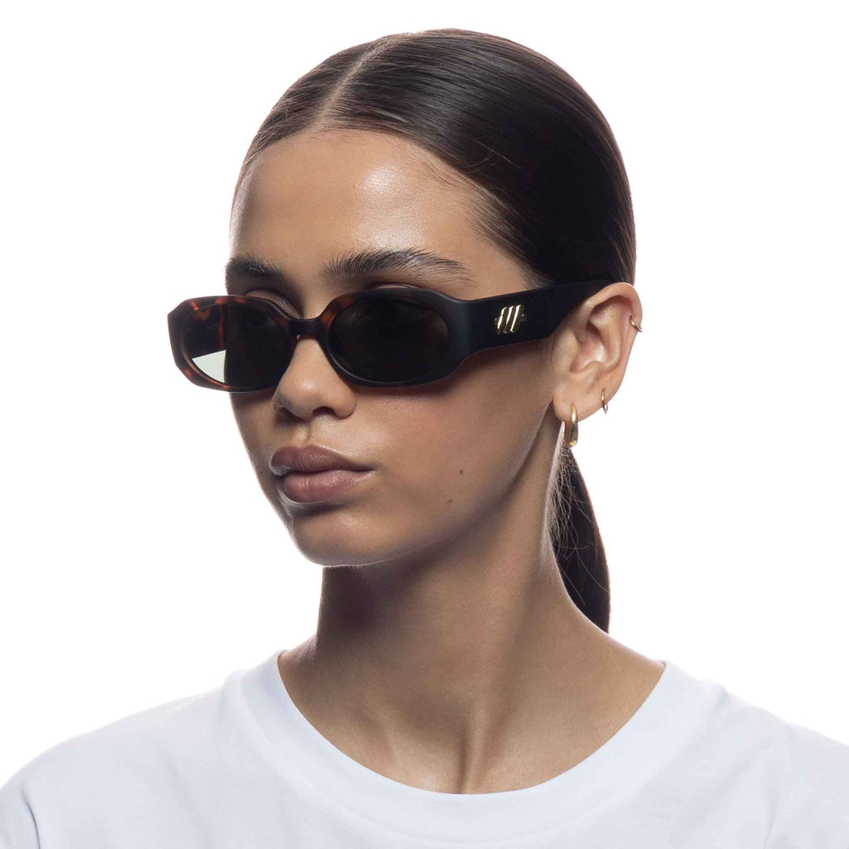 Le Specs Shebang – Écaille – verres noirs – portées