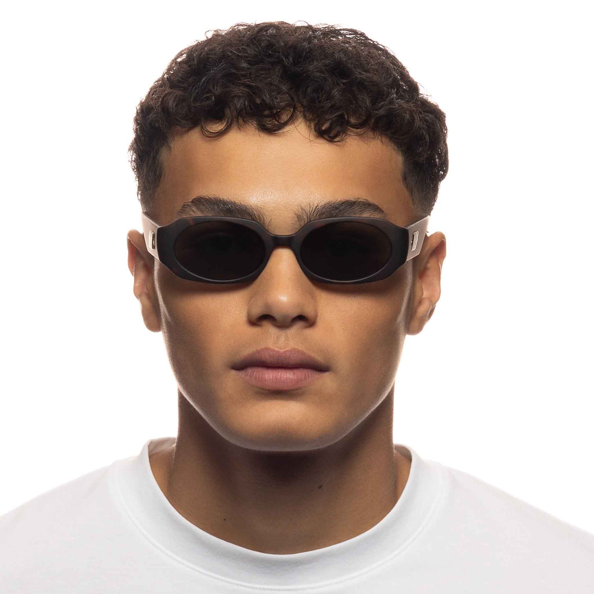 Le Specs Shebang – Écaille – verres noirs – portées