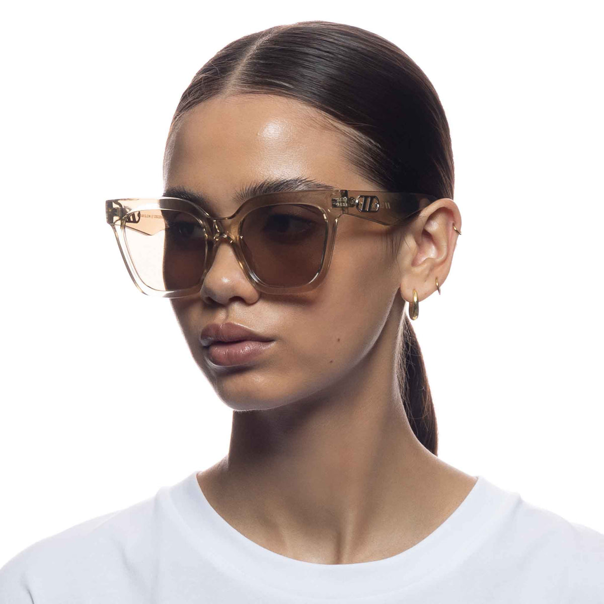 Le Specs Star Glow – Beige – verres gris miroir – portées
