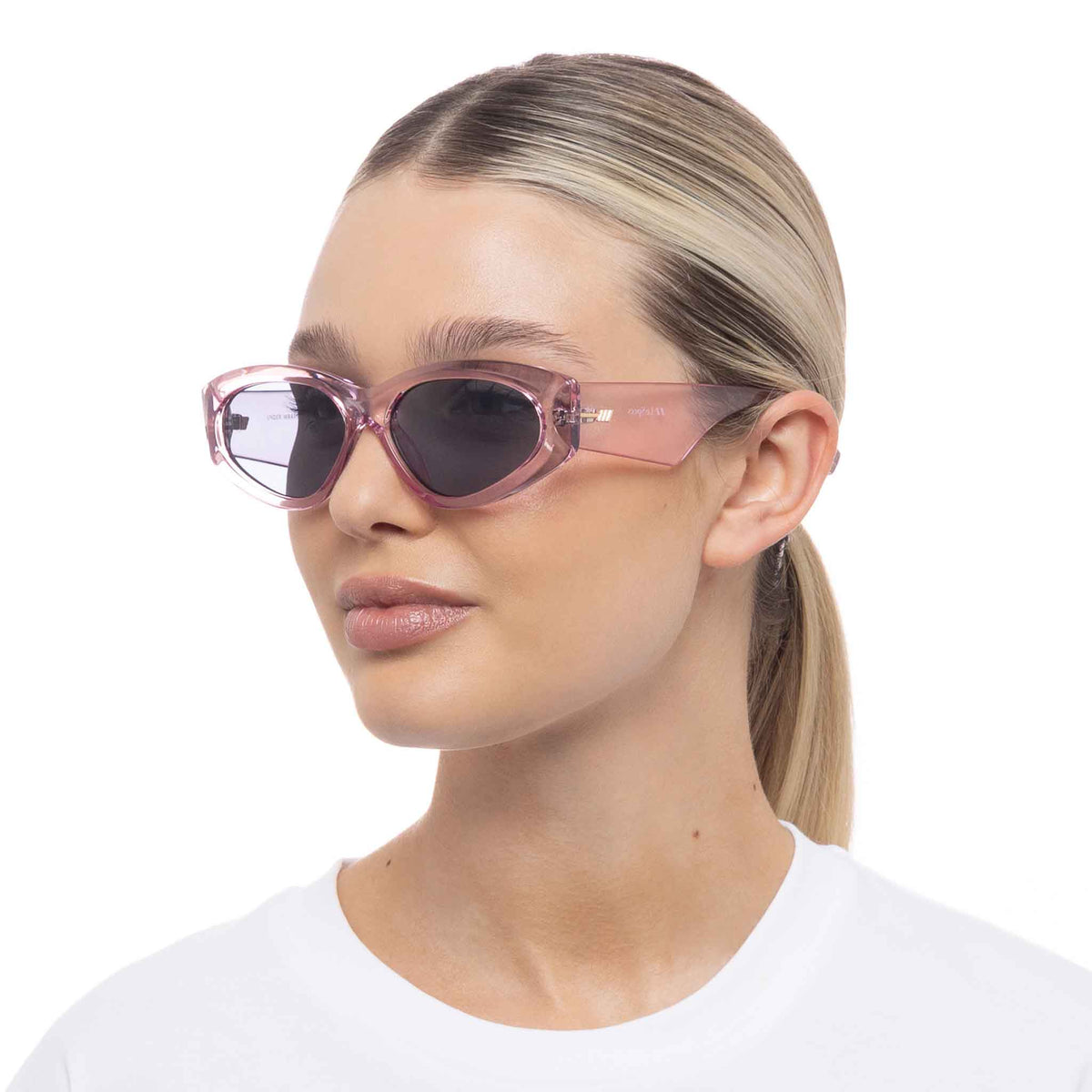 Le Specs Under Wraps – Rose – verres bleus – portées