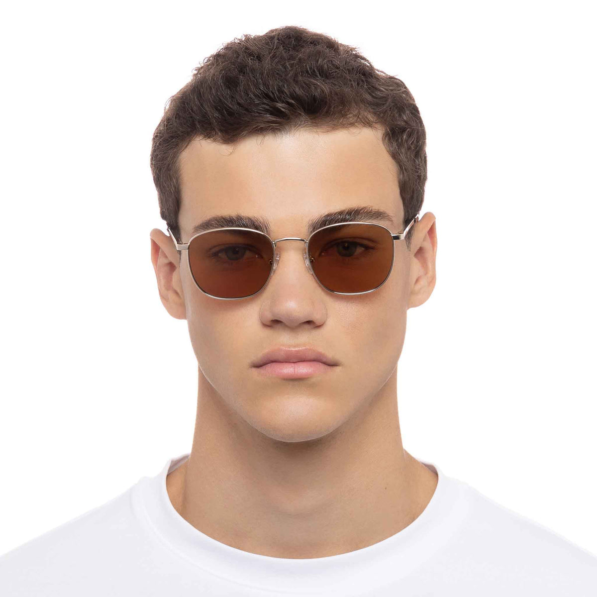 Le Specs Neptune Deux – Or – verres marron – portées