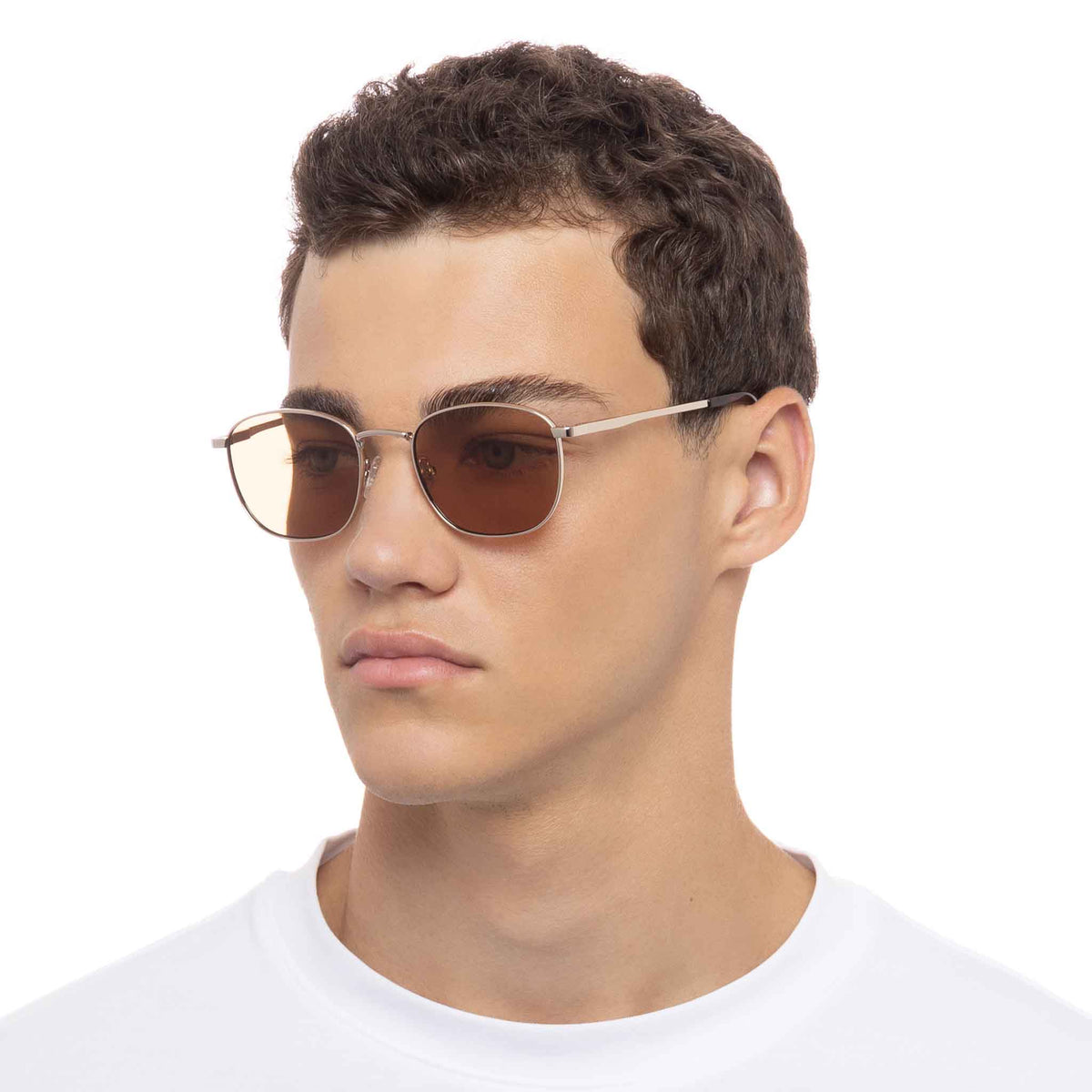 Le Specs Neptune Deux – Or – verres marron – portées