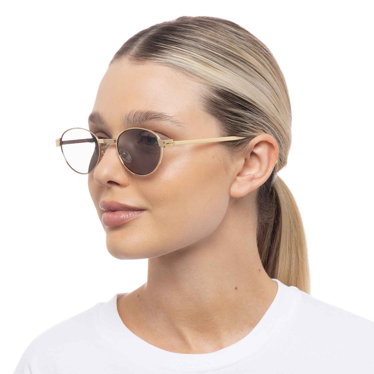 Le Specs Fold 01 – Or – verres gris – portées