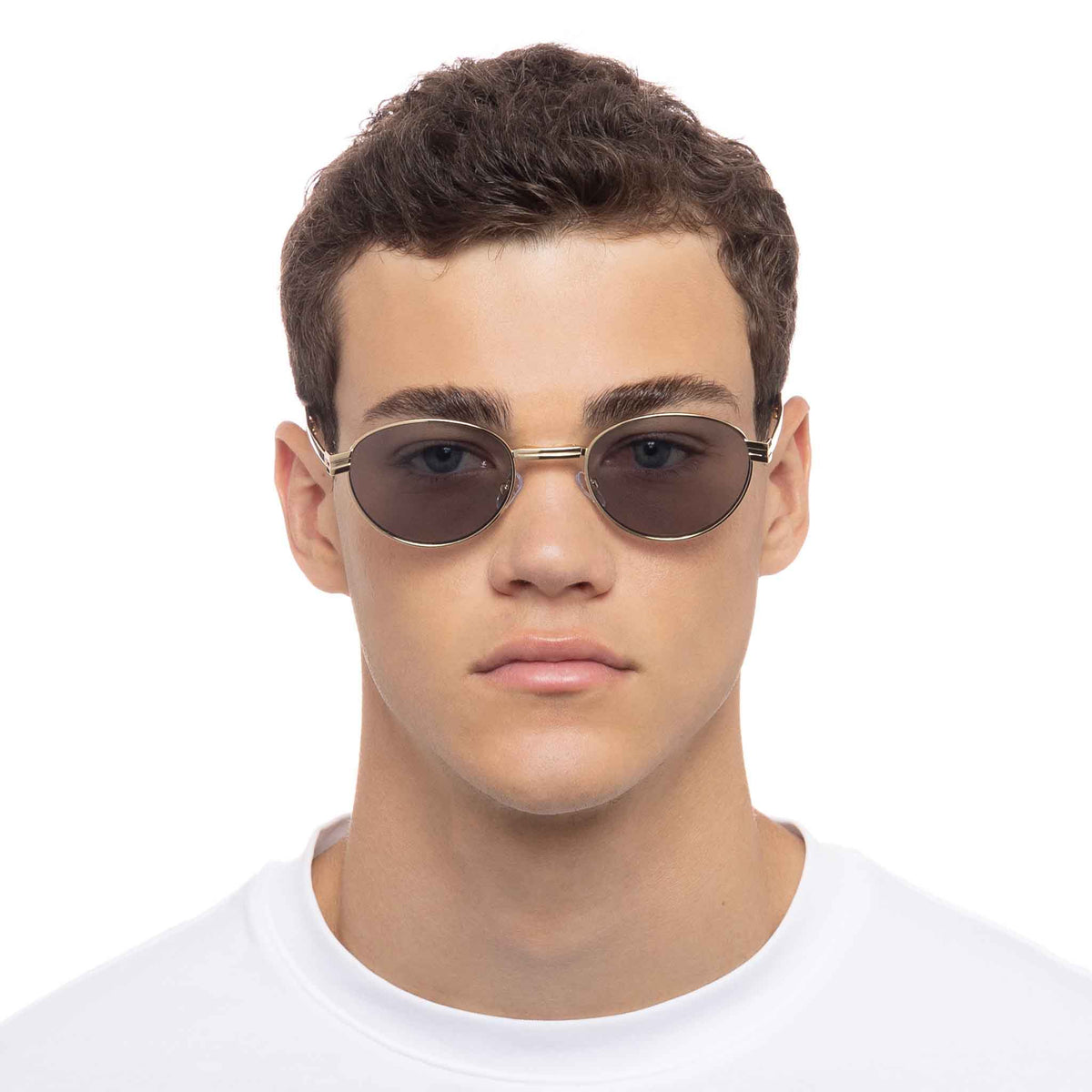 Le Specs Fold 01 – Or – verres gris – portées