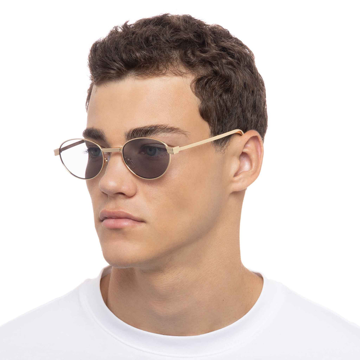 Le Specs Fold 01 – Or – verres gris – portées