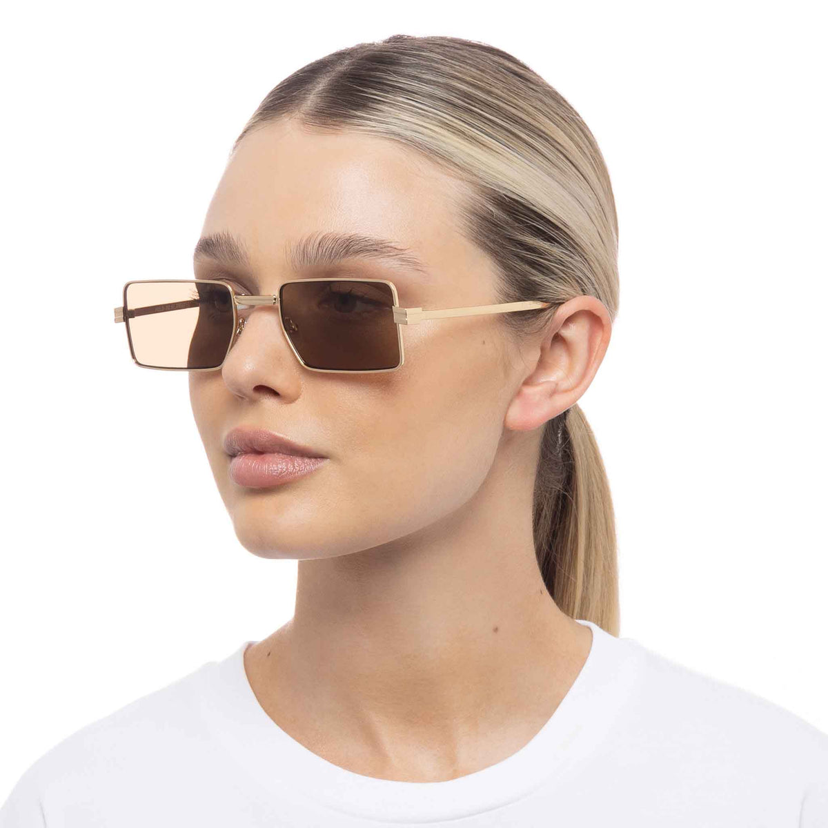 Le Specs Fold 02 – Or – verres marron – portées