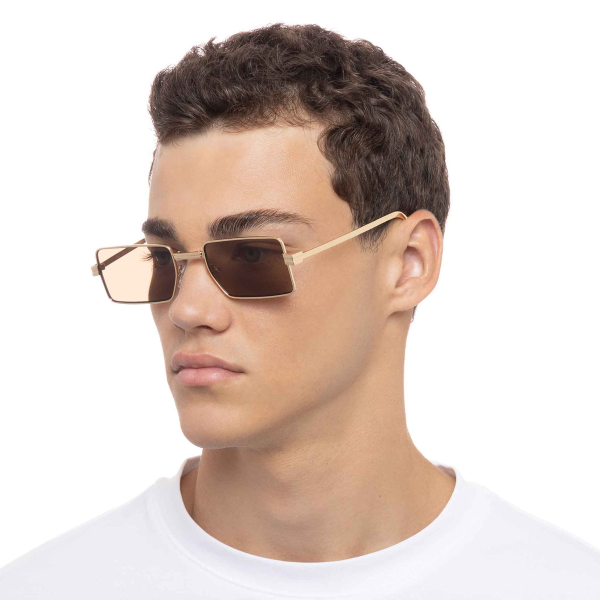 Le Specs Fold 02 – Or – verres marron – portées