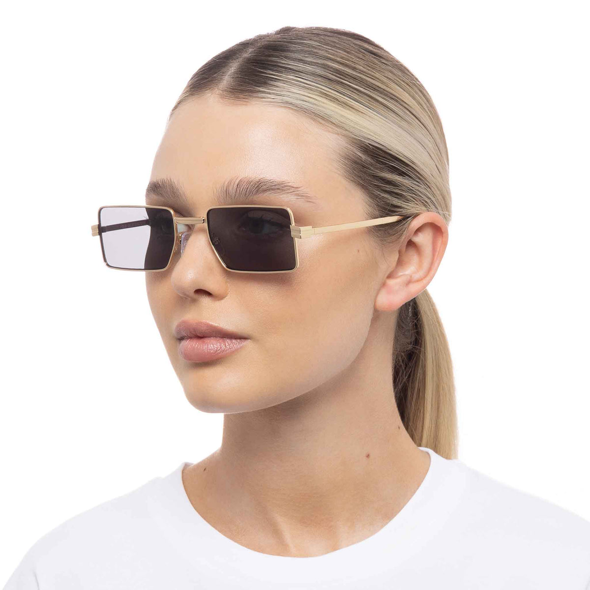 Le Specs Fold 02 – Or – verres noirs – portées