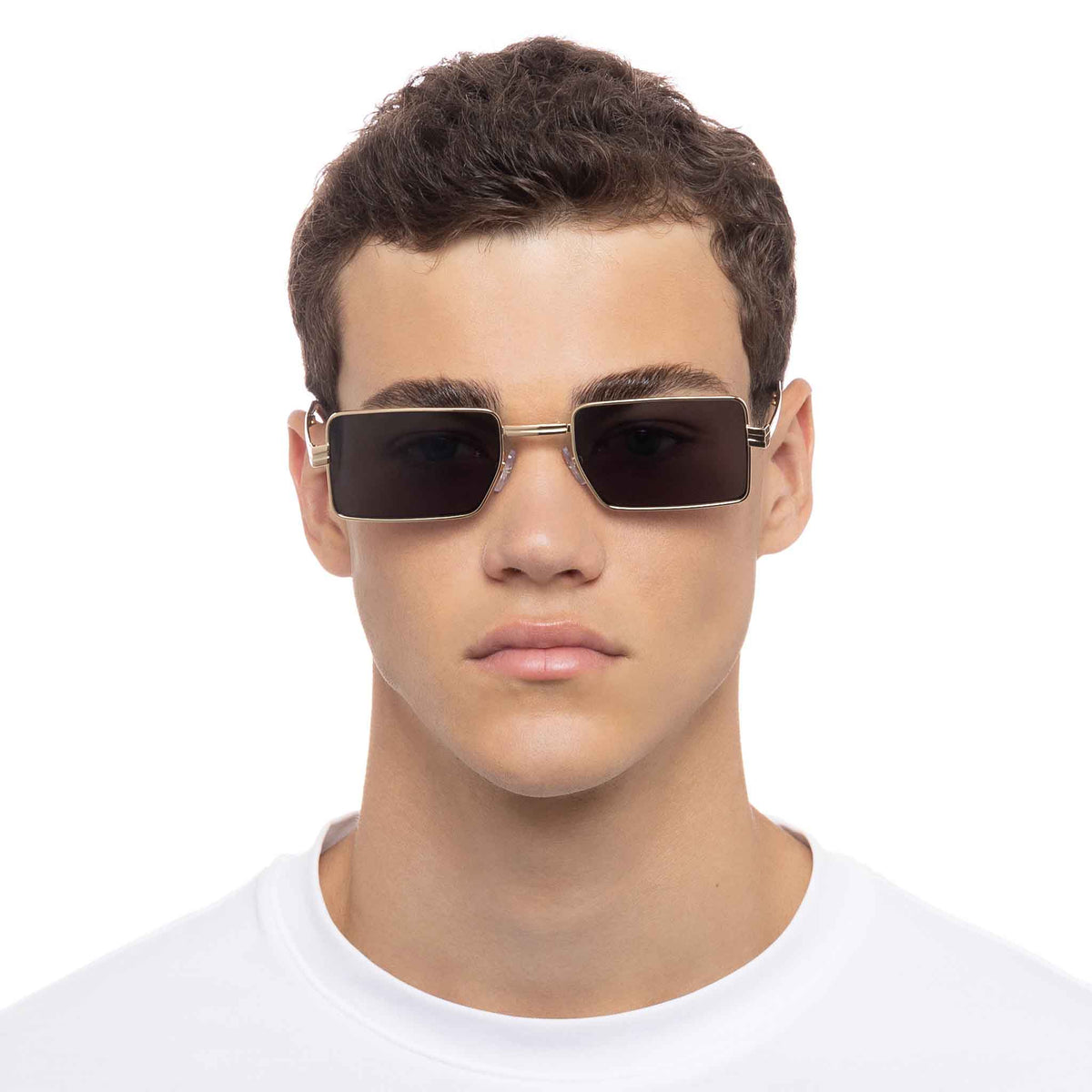 Le Specs Fold 02 – Or – verres noirs – portées