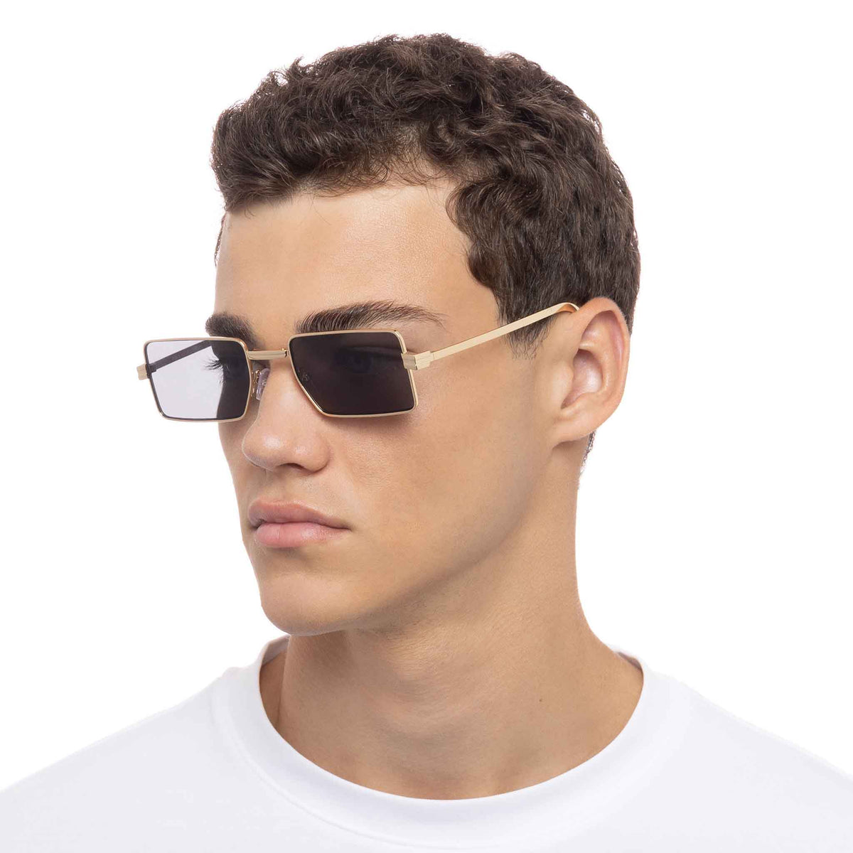 Le Specs Fold 02 – Or – verres noirs – portées