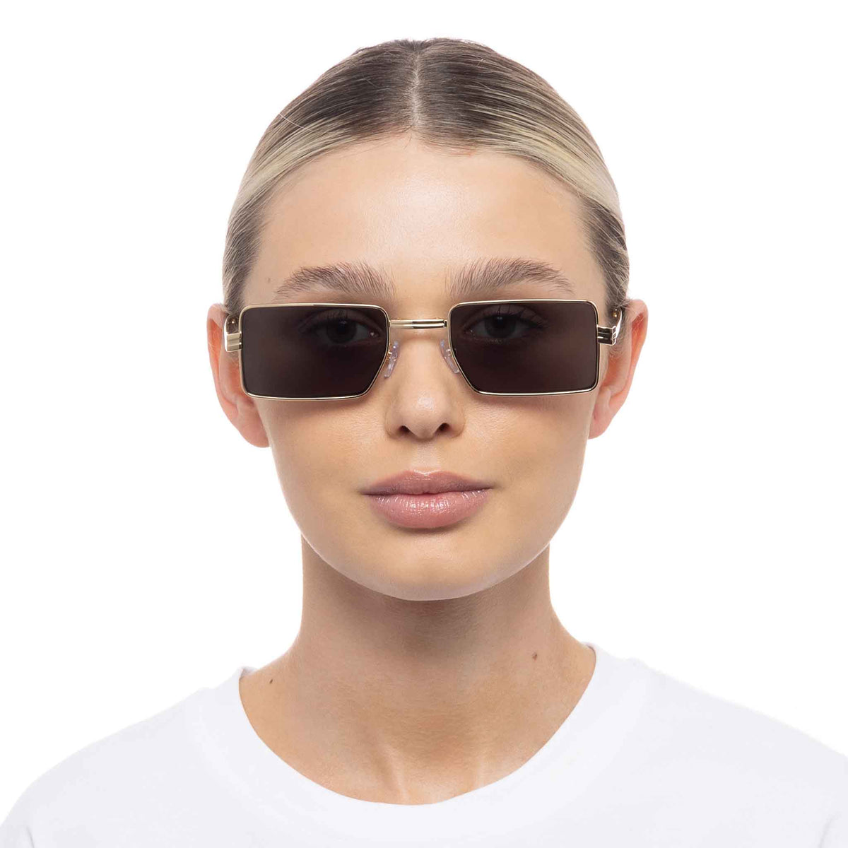 Le Specs Fold 02 – Or – verres noirs – portées