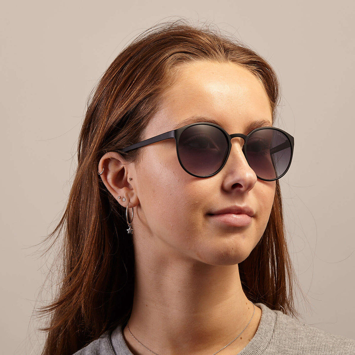Le Specs, Le Tough Swizzle – Noir mat – verres noirs – portées