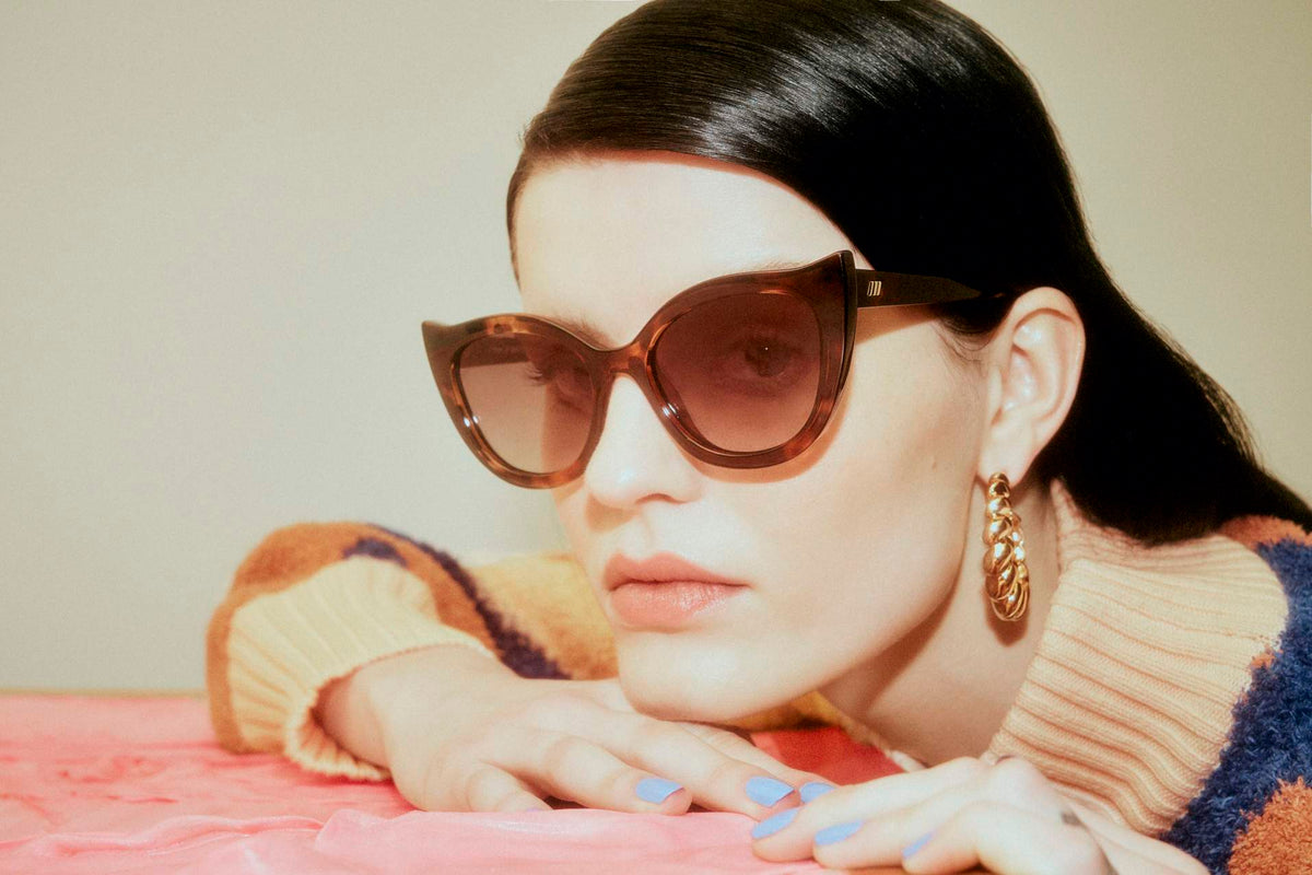 Le Specs Flossy – Écaille – verres marron – portées