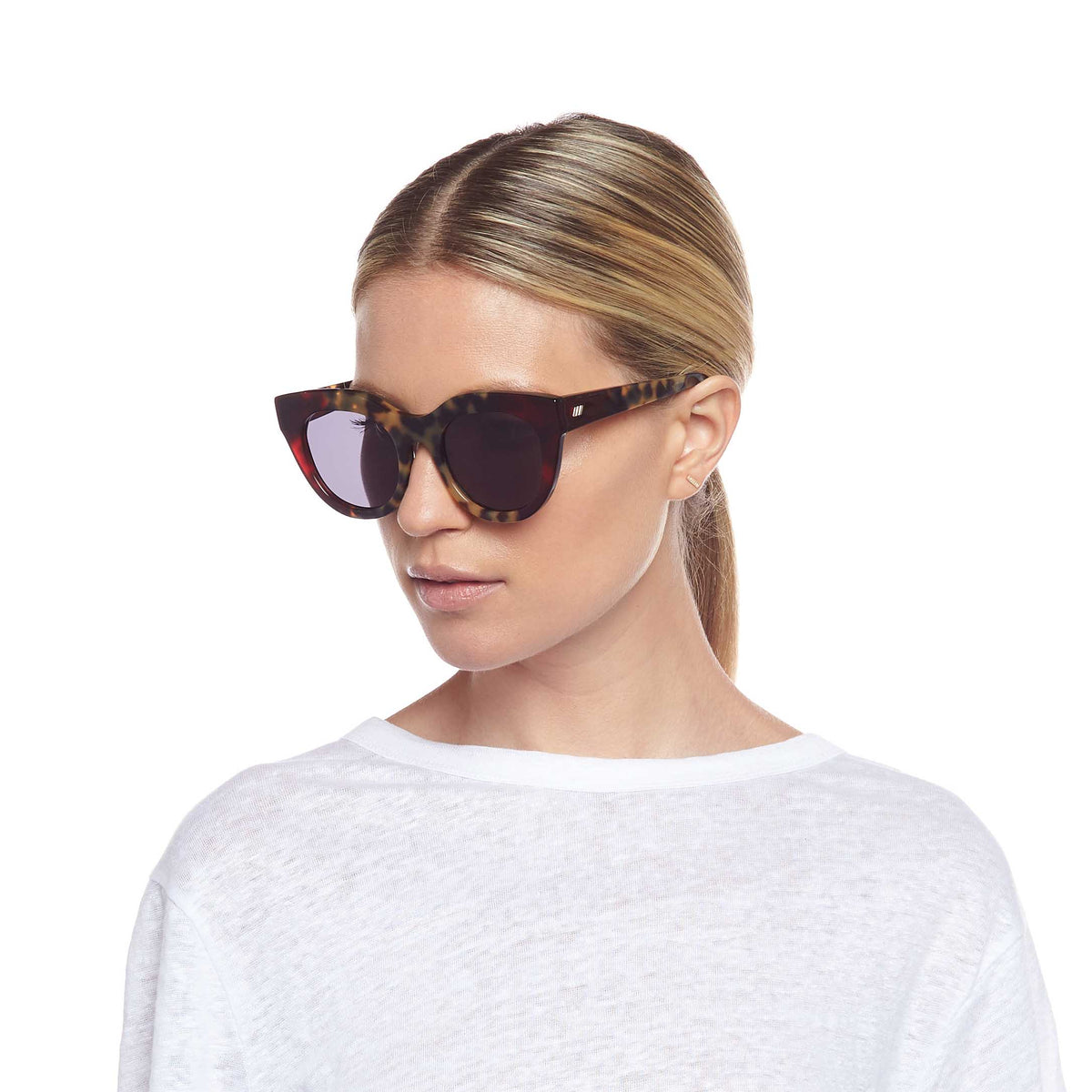 Le Specs Luxe Airy Canary – Écaille – verres noirs – portées