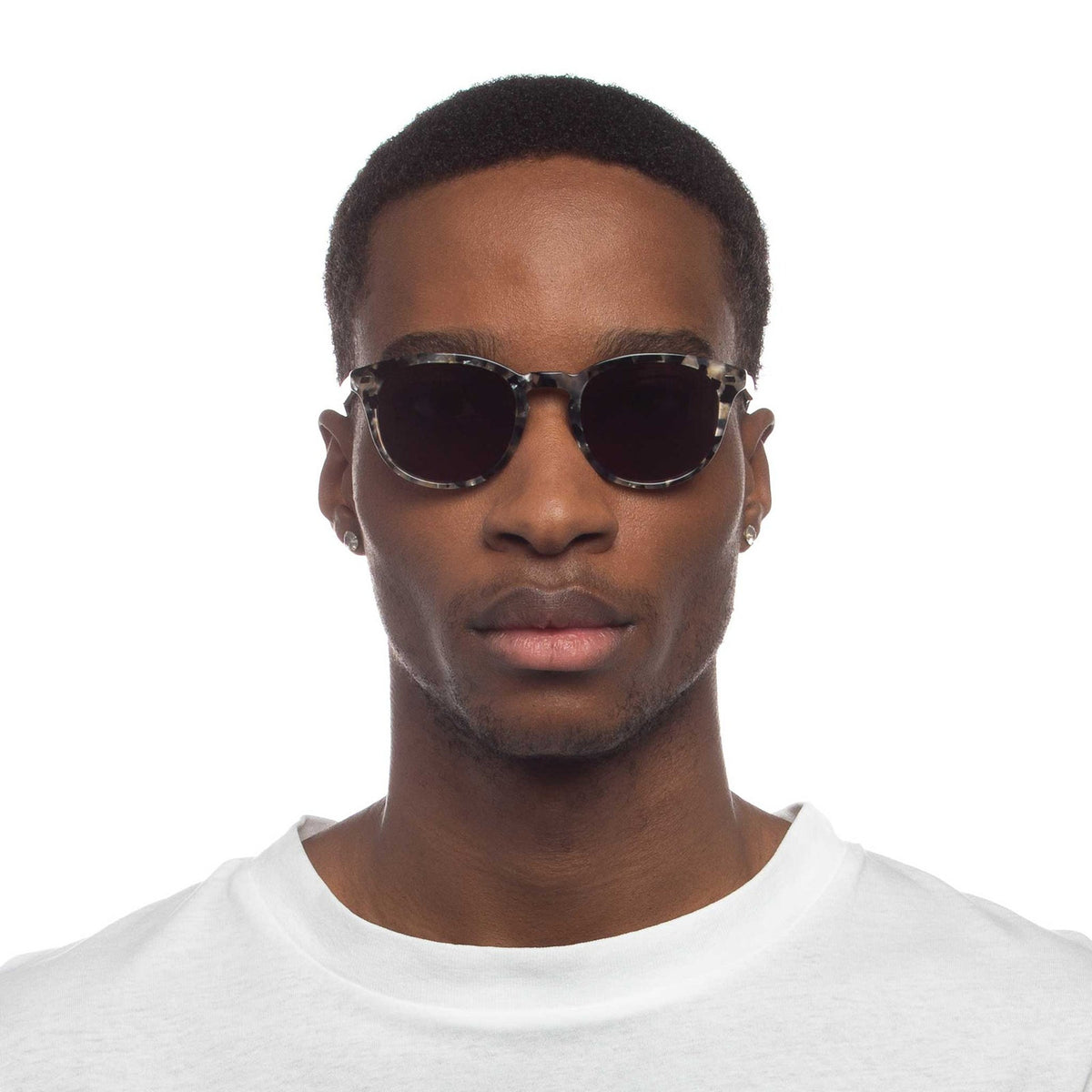 Le Specs Luxe La Play 50 – Écaille – verres noirs – portées