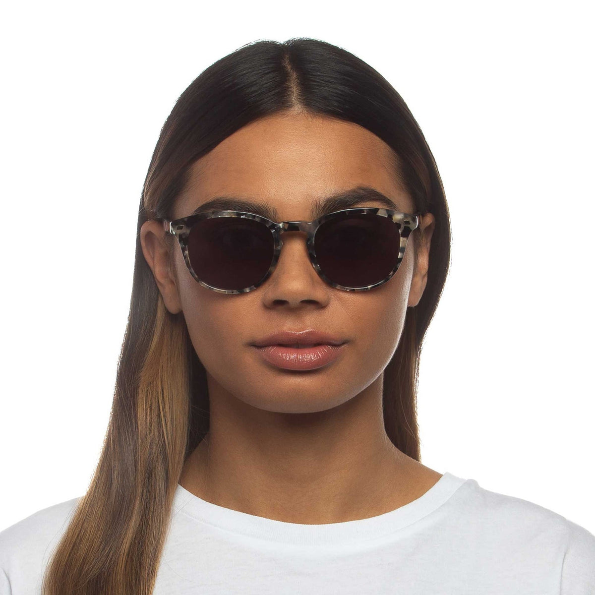 Le Specs Luxe La Play 50 – Écaille – verres noirs – portées