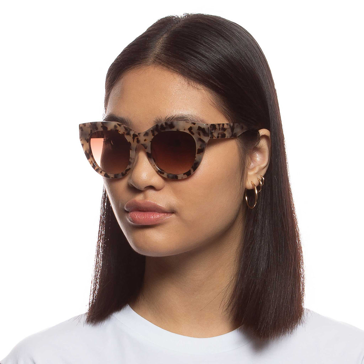 Le Specs Luxe Airy Canary II – Écaille – verres marron – portées