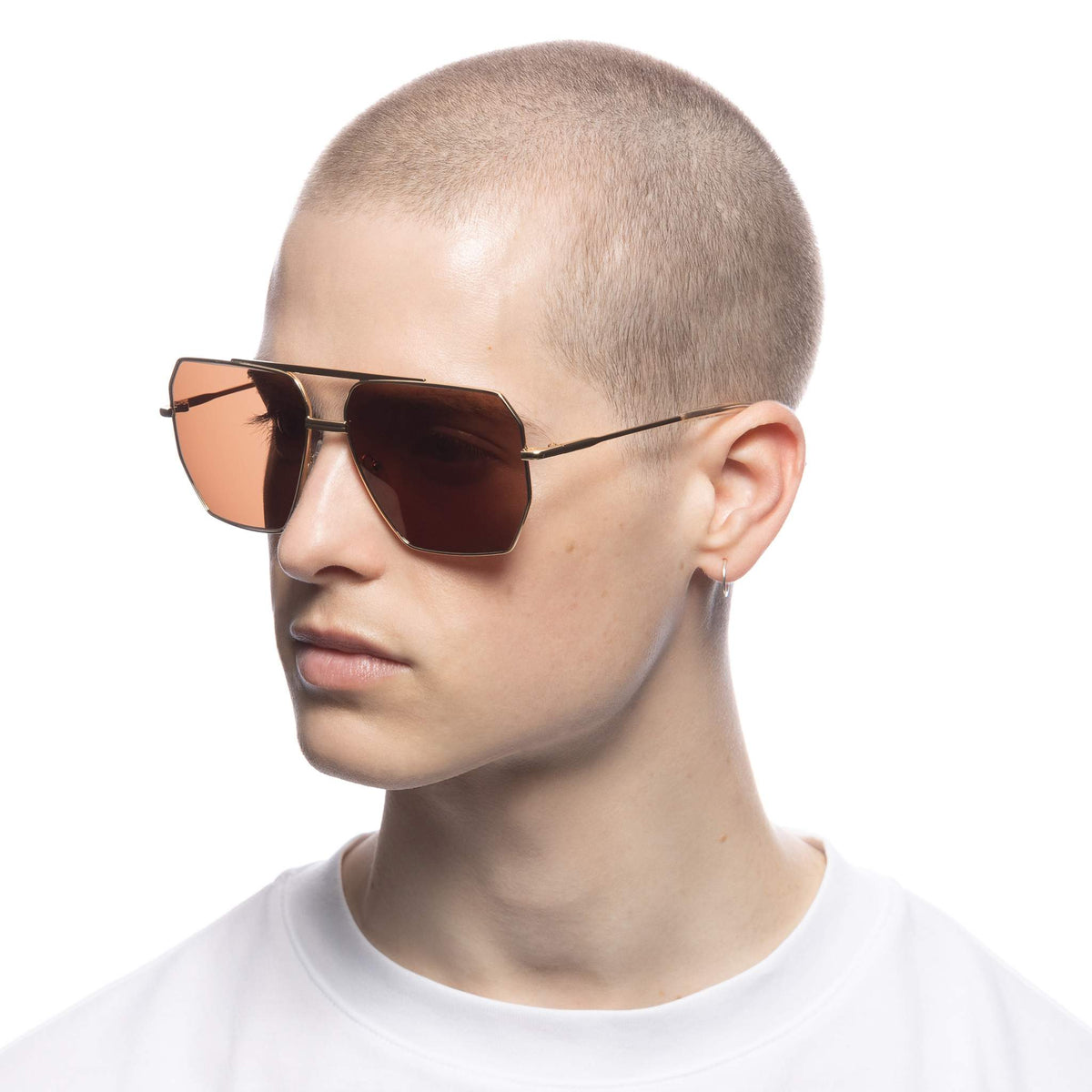 Le Specs Infamous – Or – verres marron – portées