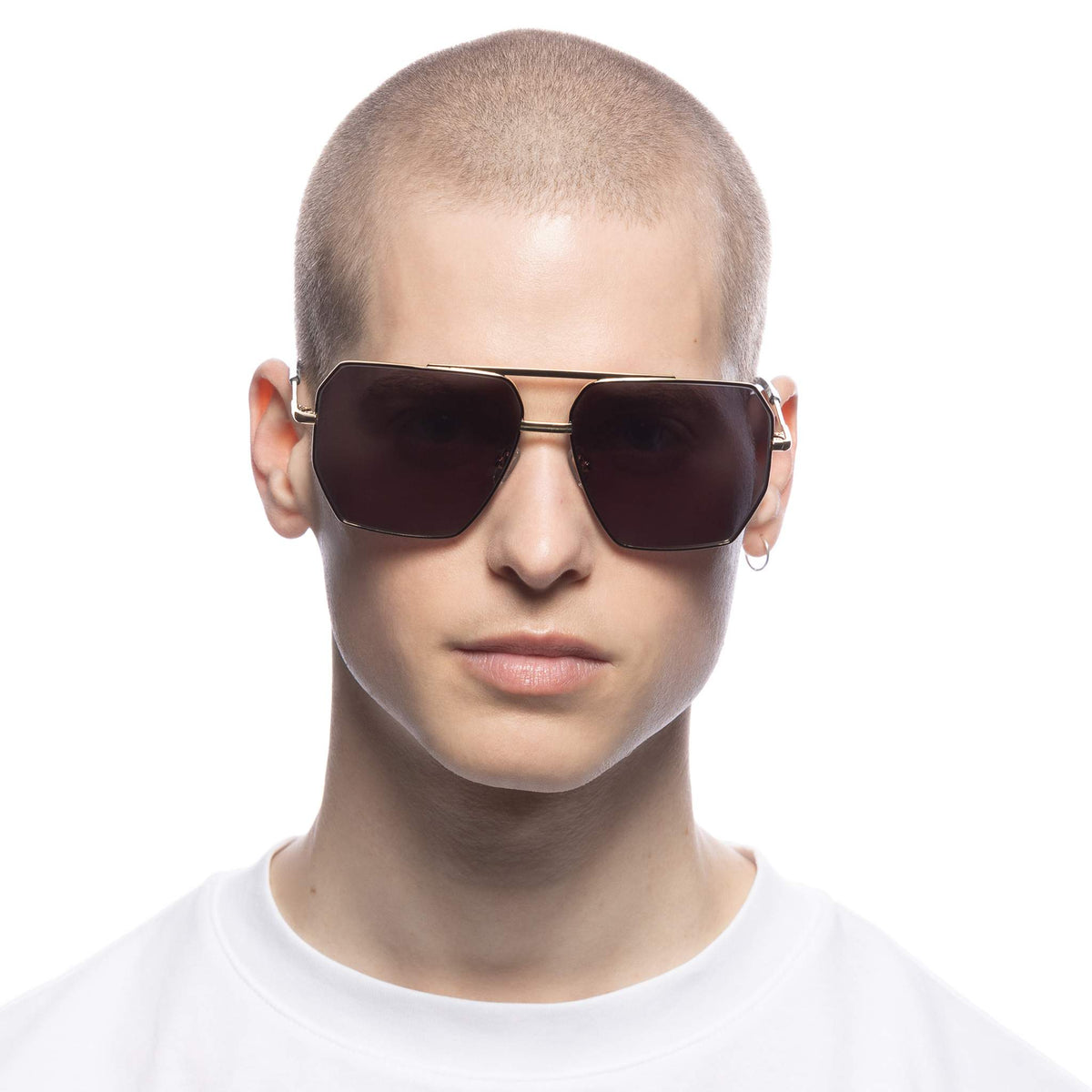 Le Specs Infamous – Noir / Or – verres noirs – portées