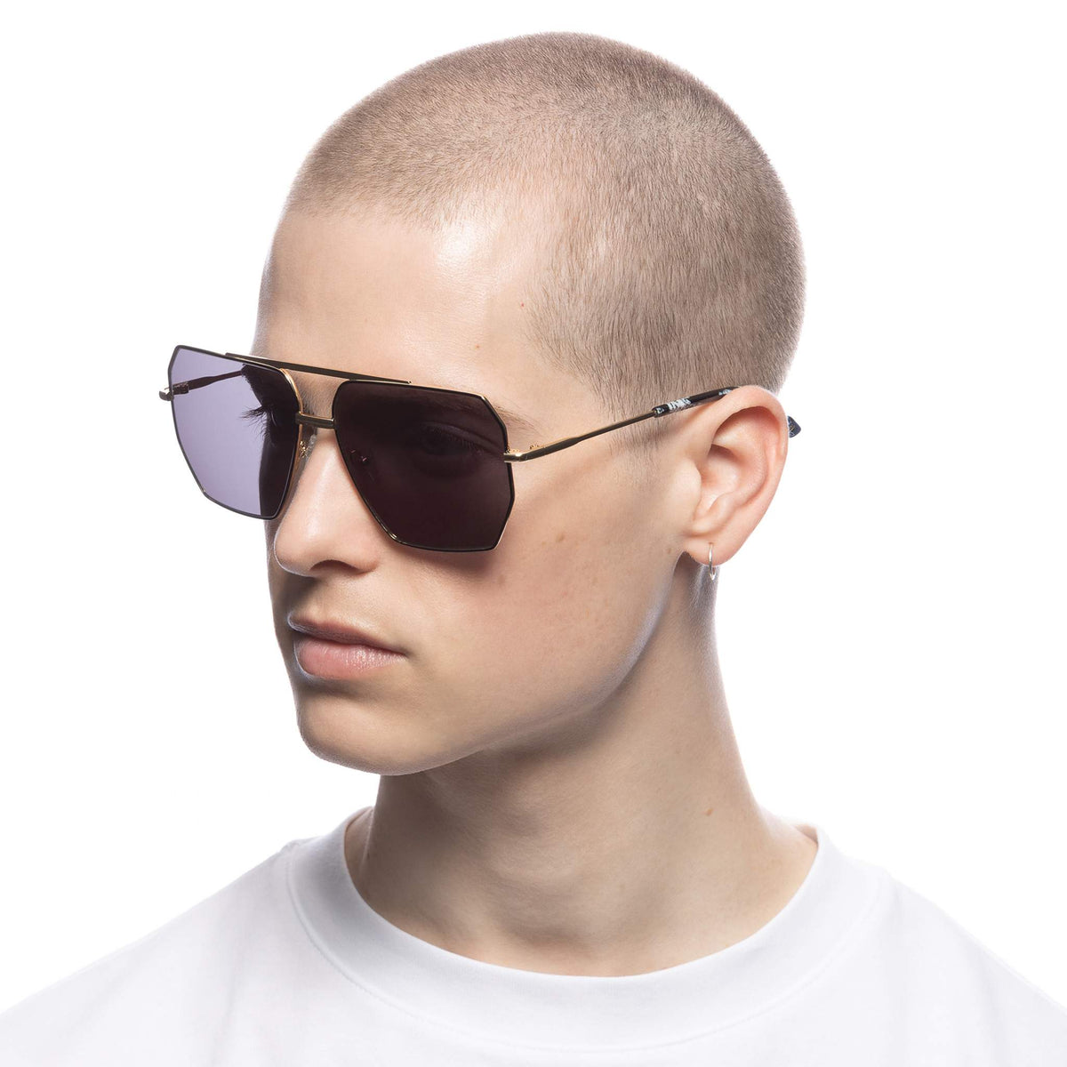 Le Specs Infamous – Noir / Or – verres noirs – portées