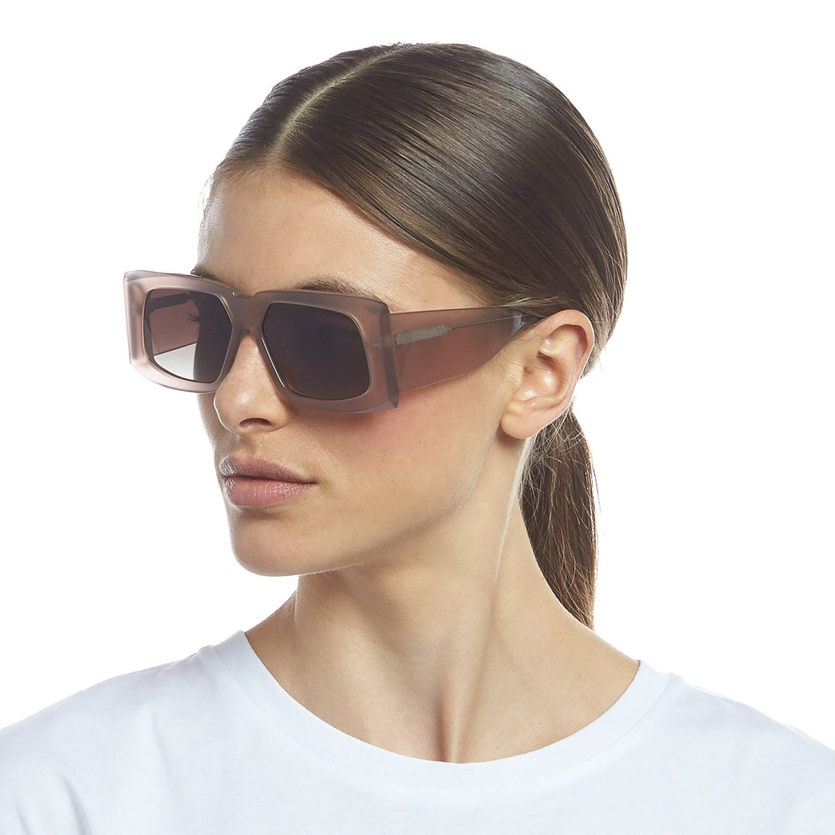 Le Specs Luxe Gravitation – Beige – verres marron – portées