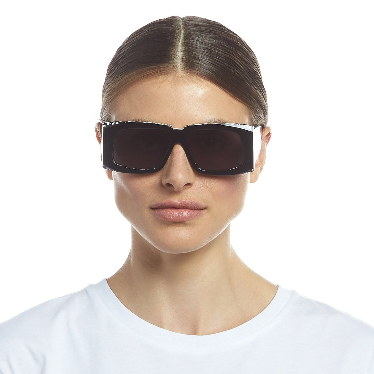 Le Specs Luxe Gravitation – Noir – verres noirs – portées