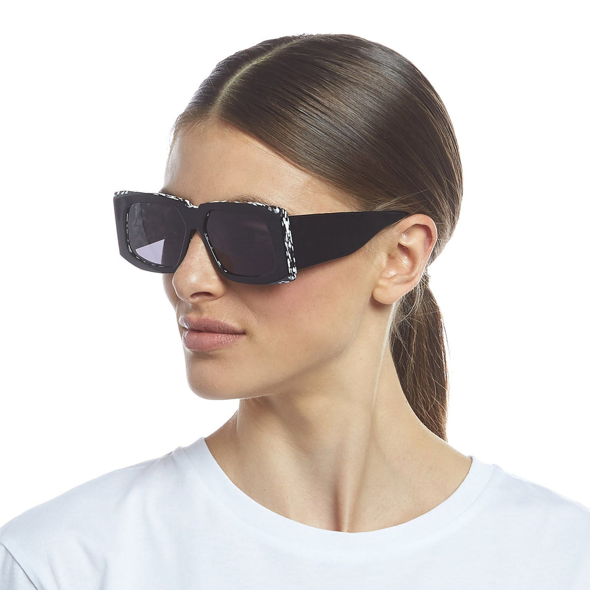 Le Specs Luxe Gravitation – Noir – verres noirs – portées