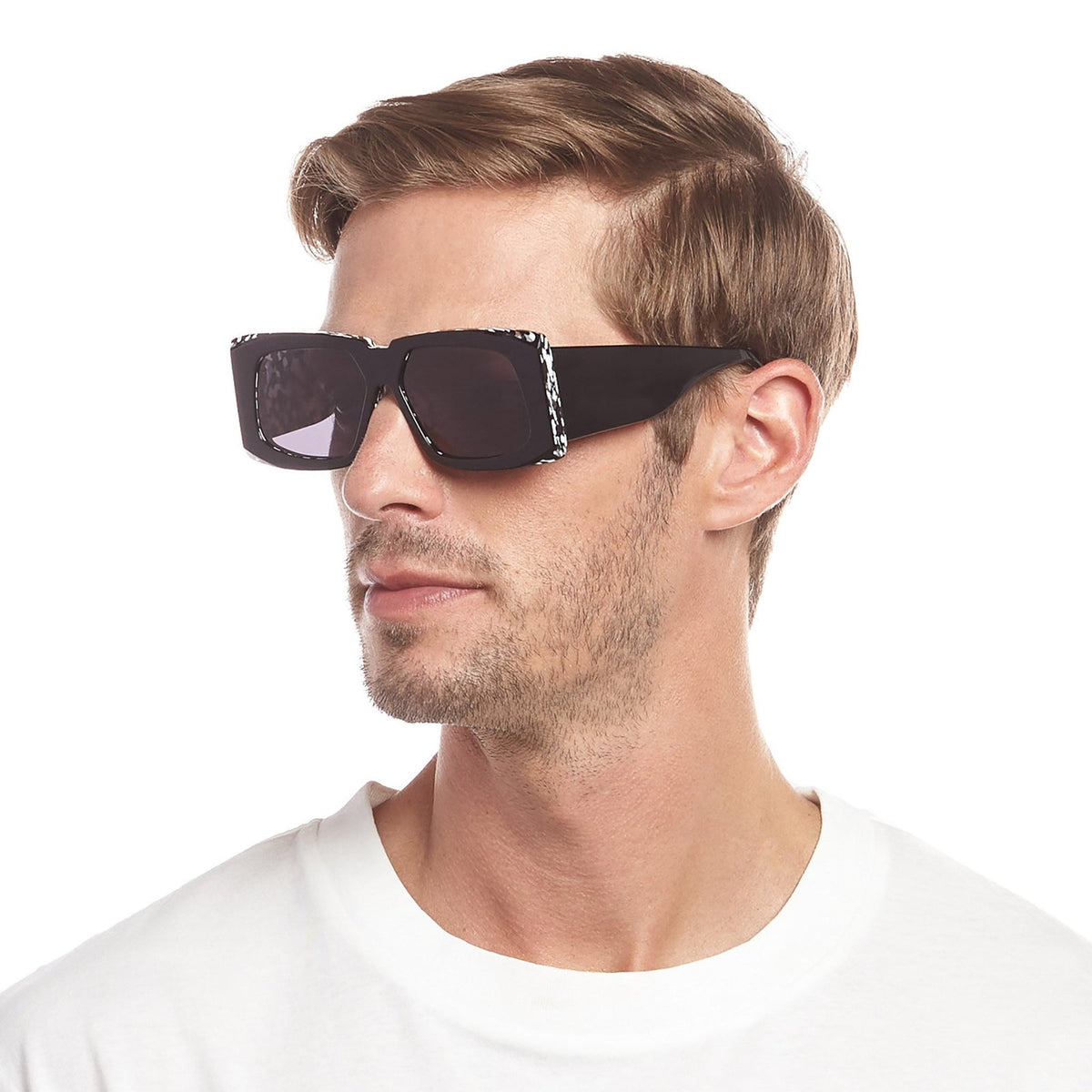 Le Specs Luxe Gravitation – Noir – verres noirs – portées