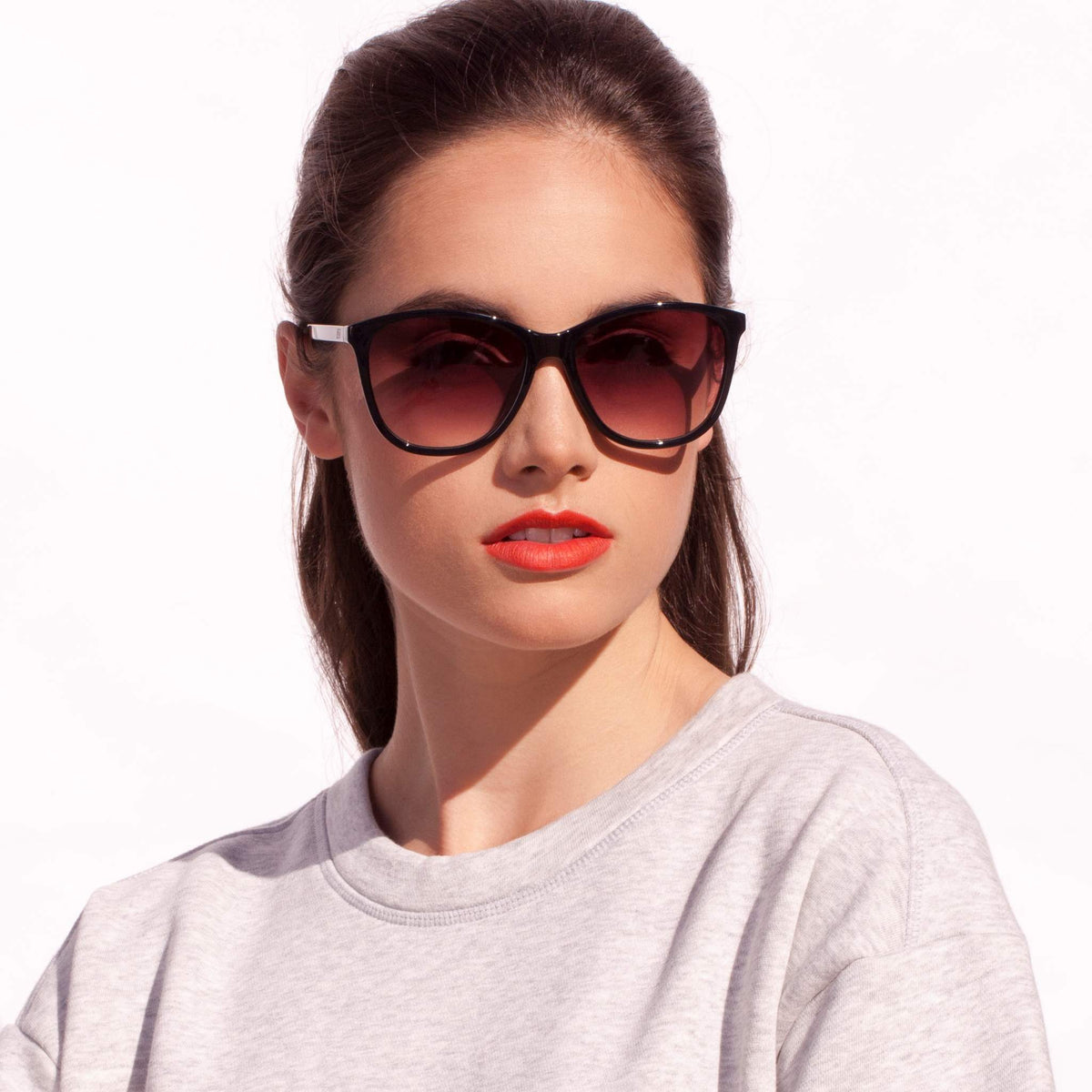 Le Specs Entitlement – Noir – verres marron – portées