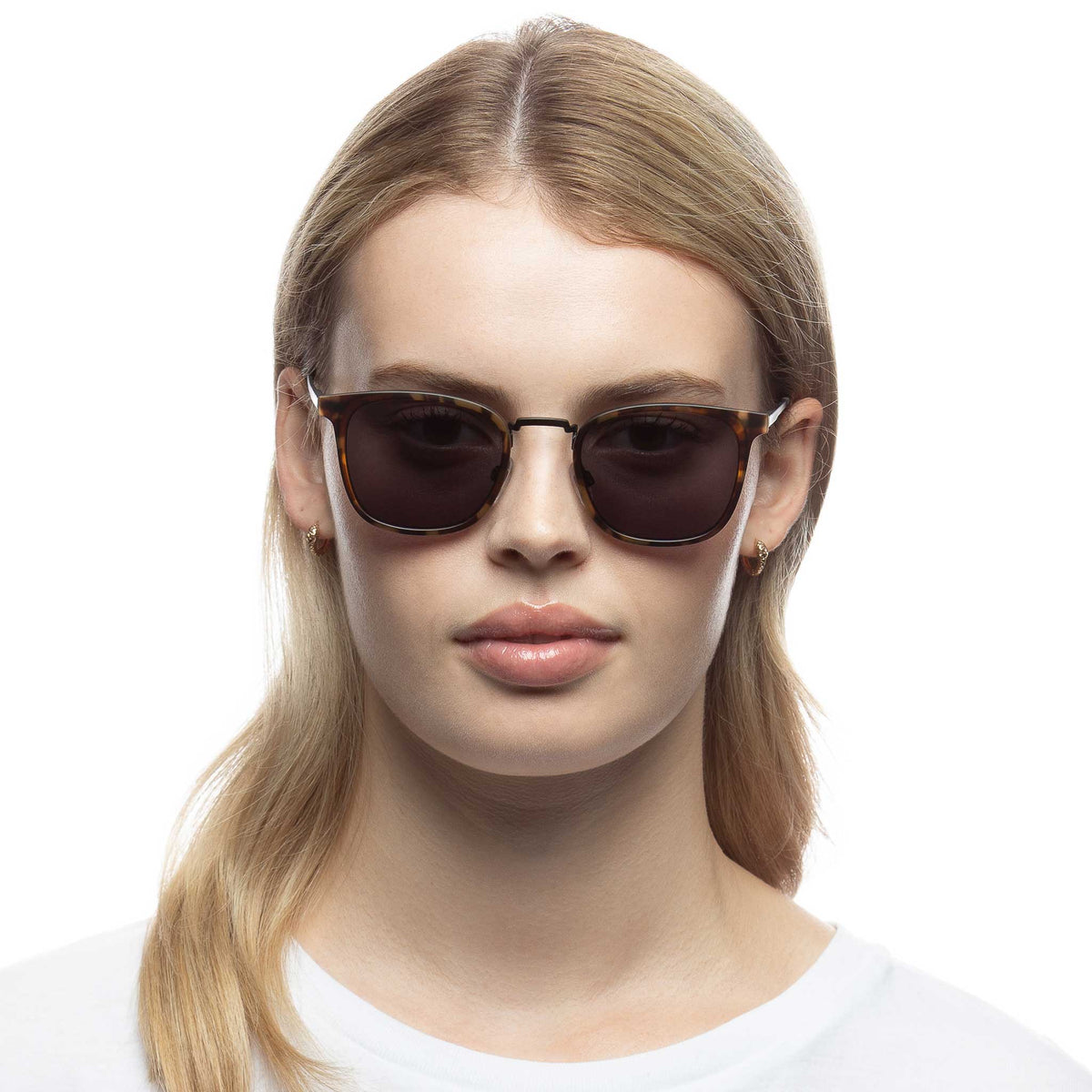 Le Specs Racketeer – Écaille – verres noirs – portées