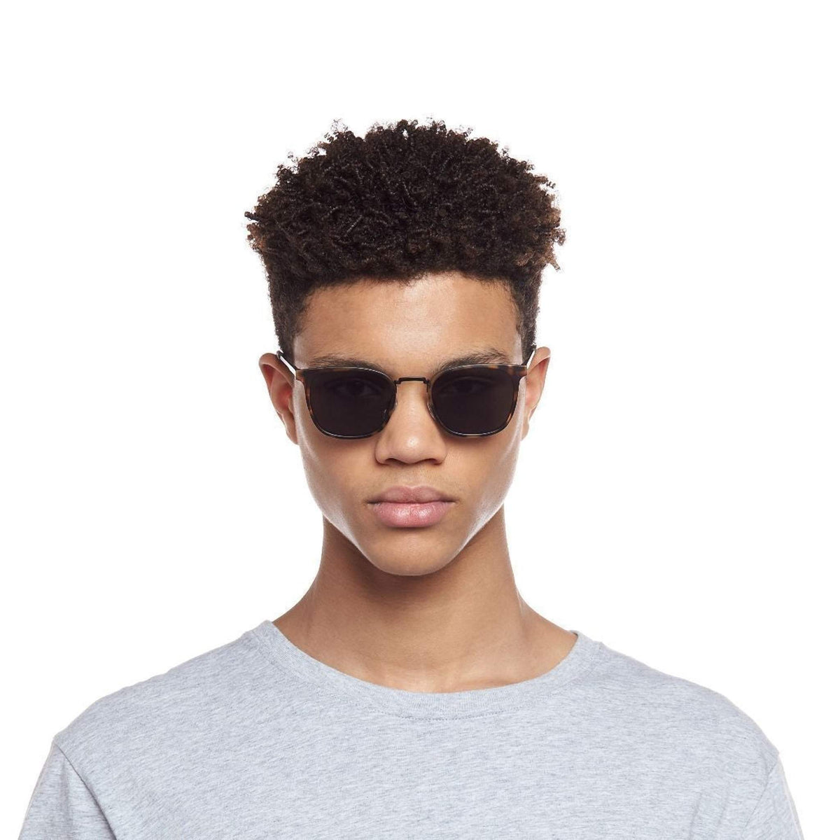 Le Specs Racketeer – Écaille – verres noirs – portées