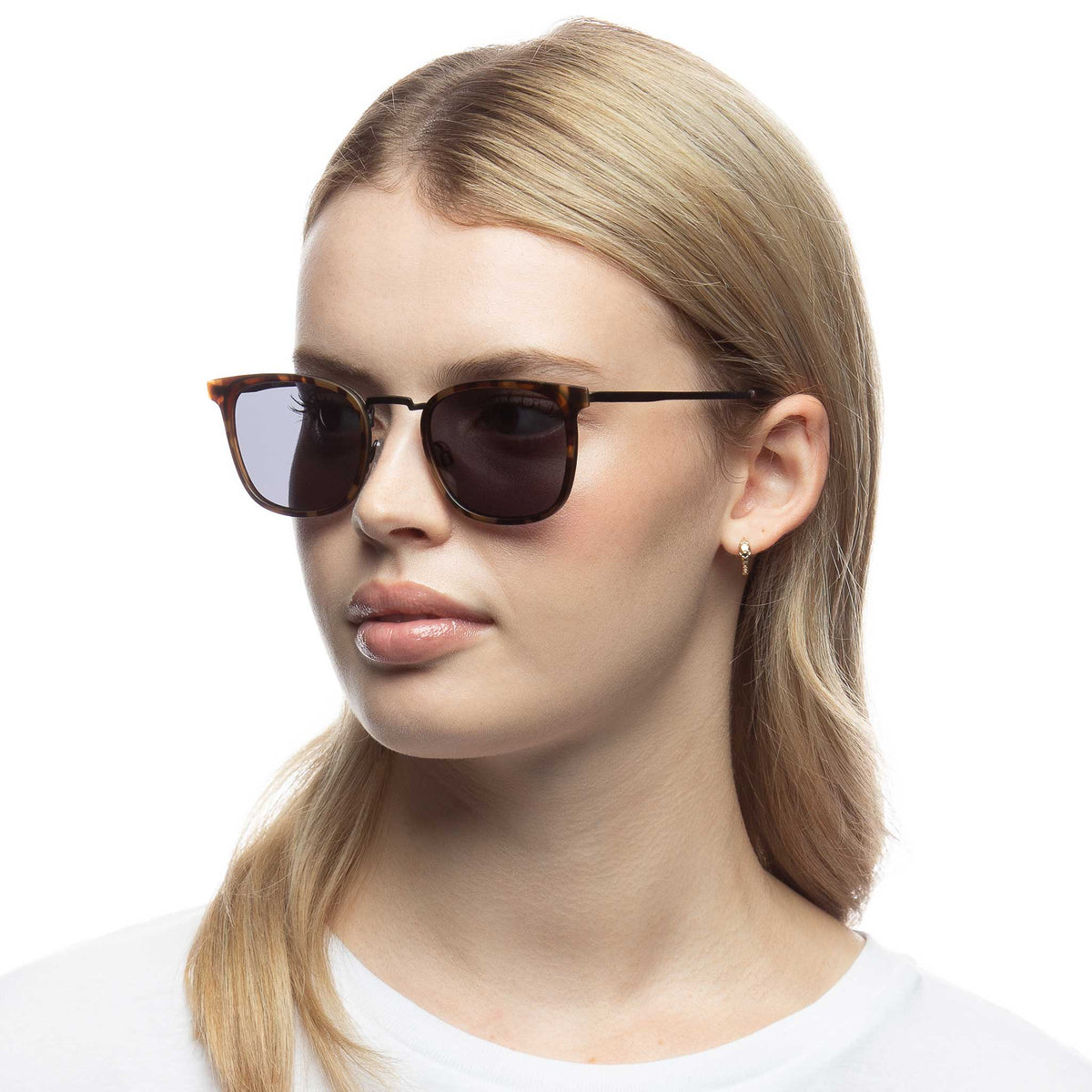 Le Specs Racketeer – Écaille – verres noirs – portées
