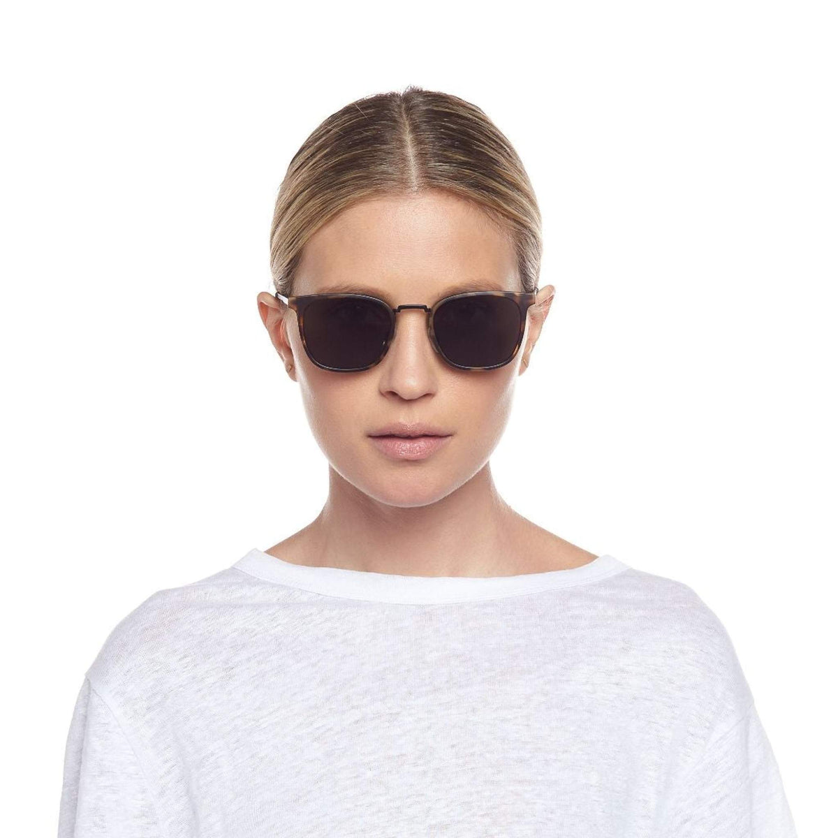 Le Specs Racketeer – Écaille – verres noirs – portées