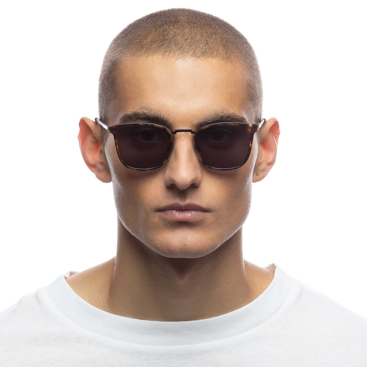 Le Specs Racketeer – Écaille – verres noirs – portées