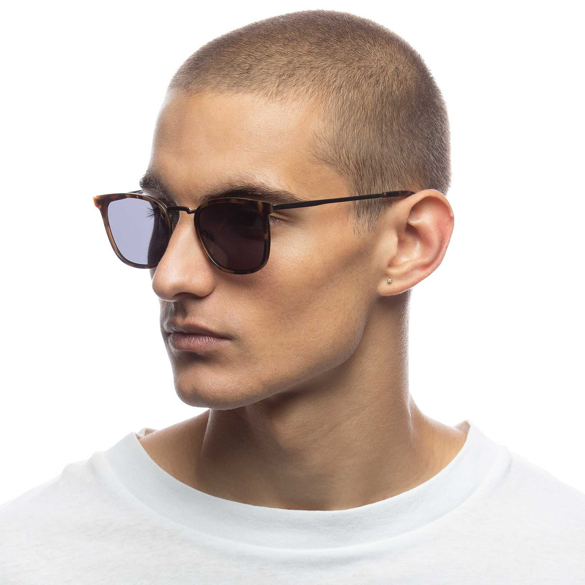 Le Specs Racketeer – Écaille – verres noirs – portées