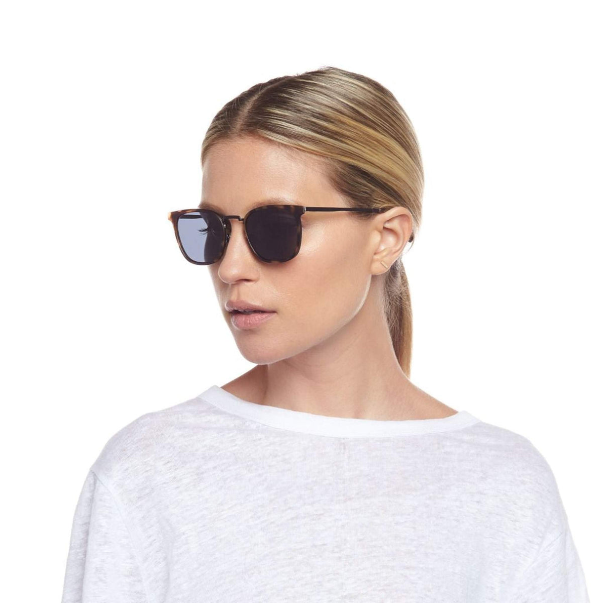 Le Specs Racketeer – Écaille – verres noirs – portées