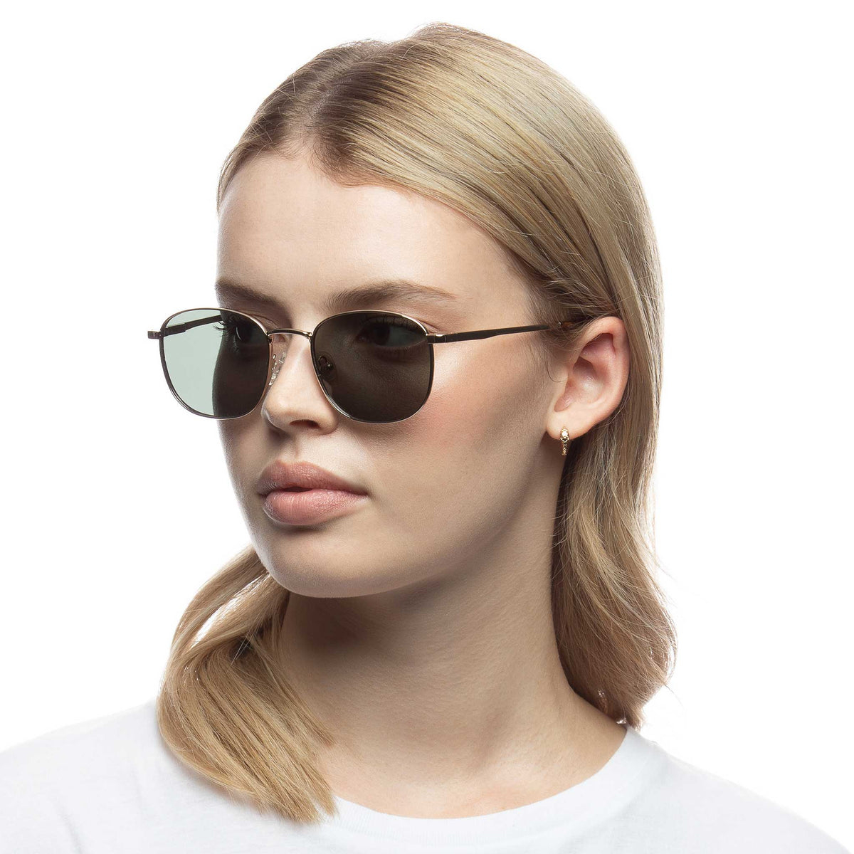 Le Specs Neptune Deux – Or – verres verts polarisés – portées
