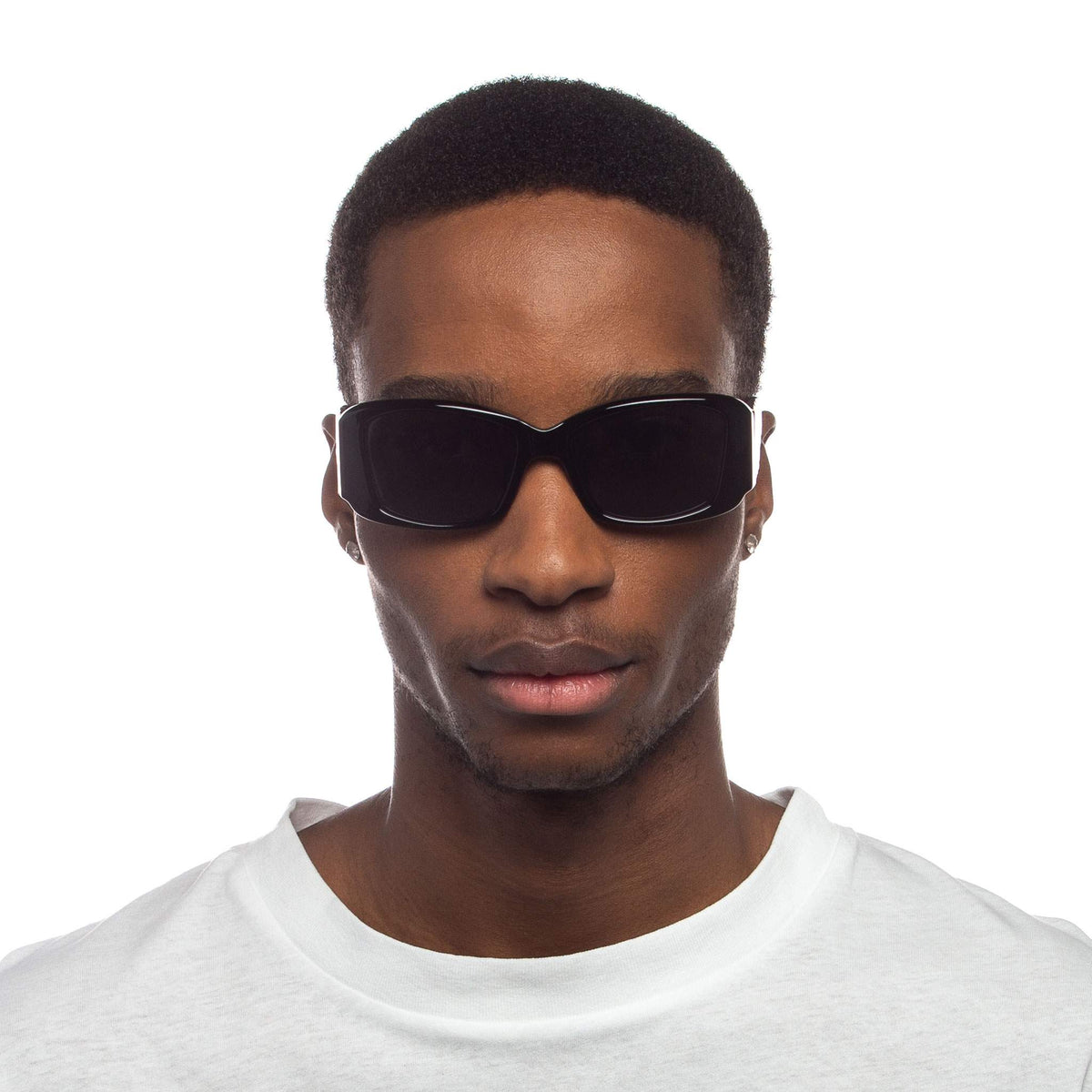 Le Specs Nouveau Riche – Noir – verres noirs – portées