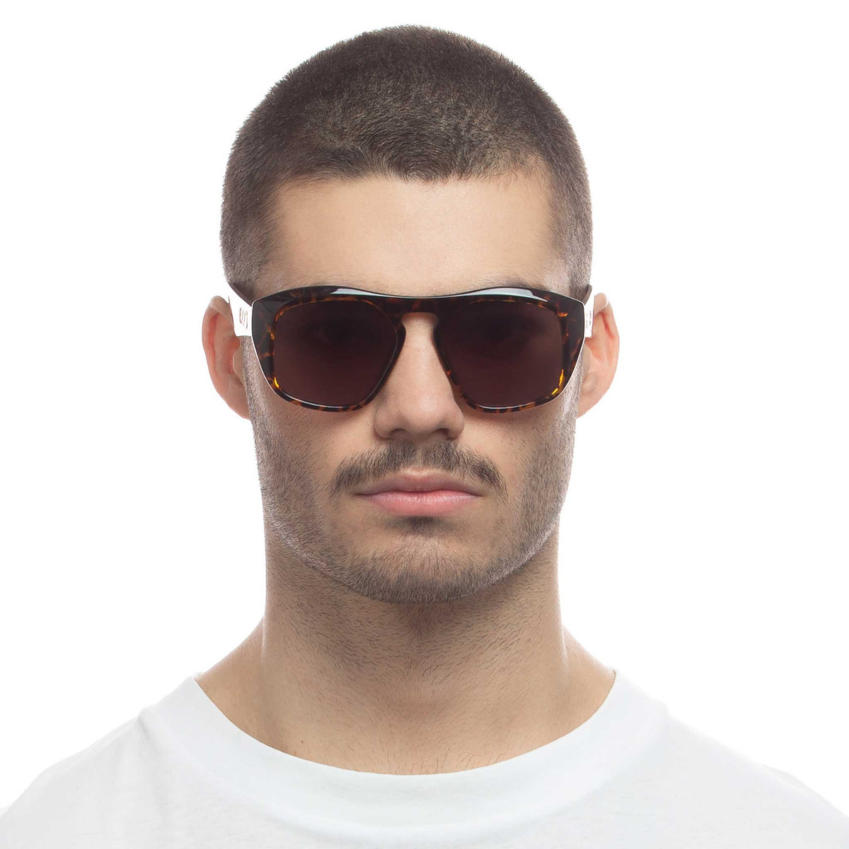 Le Specs Preposterous – Écaille – verres marron – portées