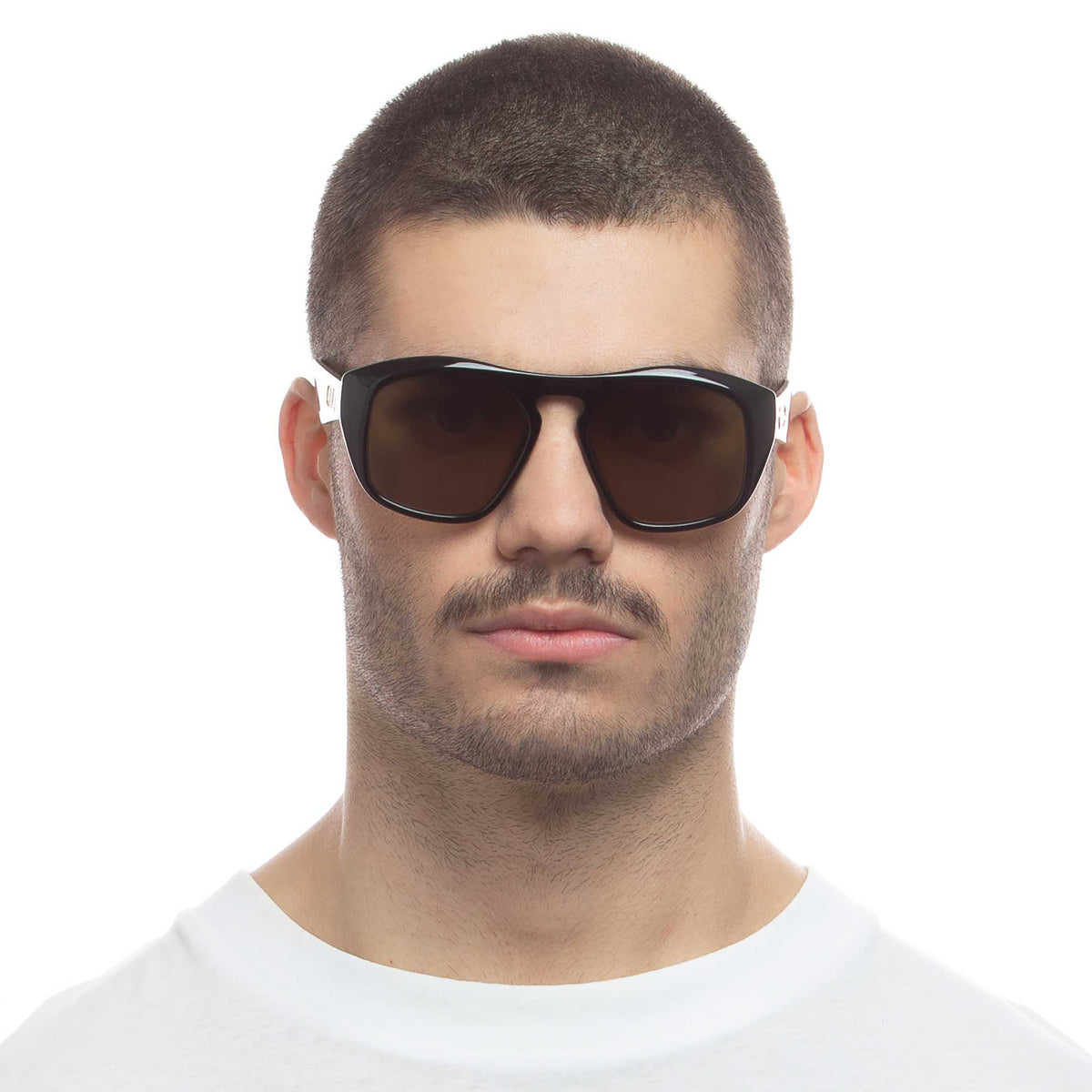 Le Specs Preposterous – Noir – verres marron – portées