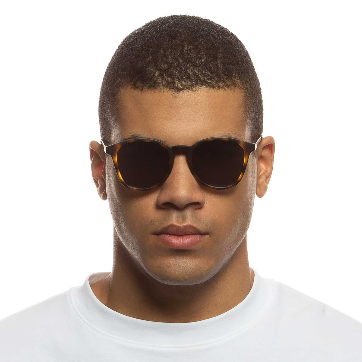 Le Specs Contraband – Écaille – verres noirs – portées
