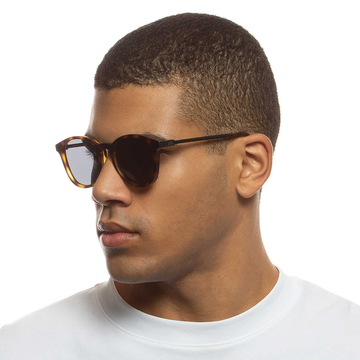 Le Specs Contraband – Écaille – verres noirs – portées